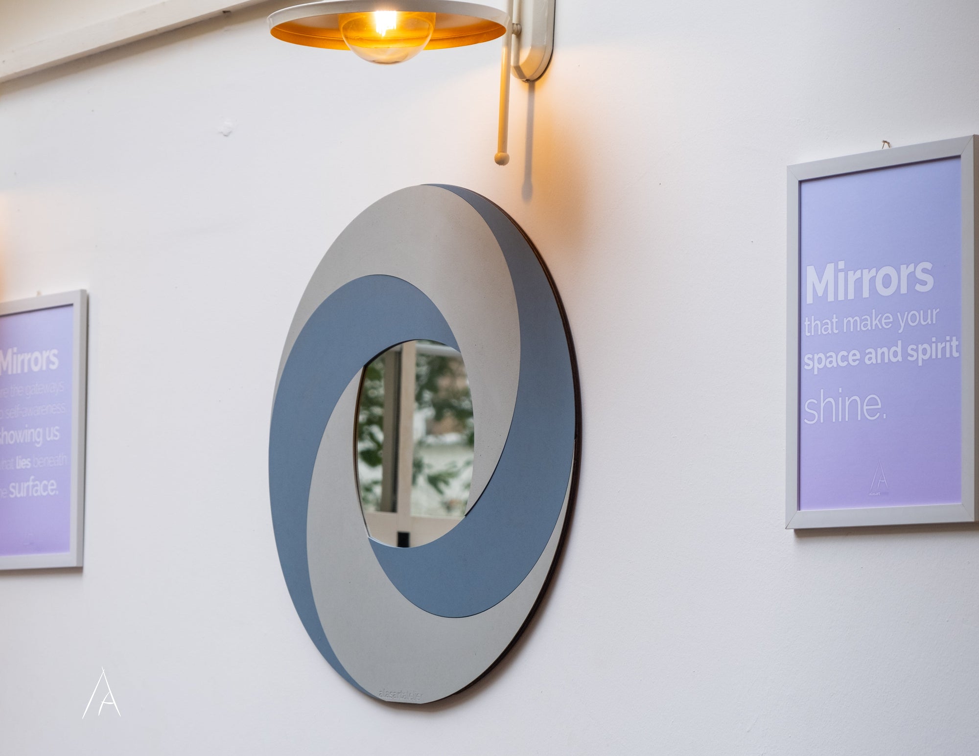 Çağdaş salon dekorasyonu için chromium detaylı yuvarlak duvar aynası
