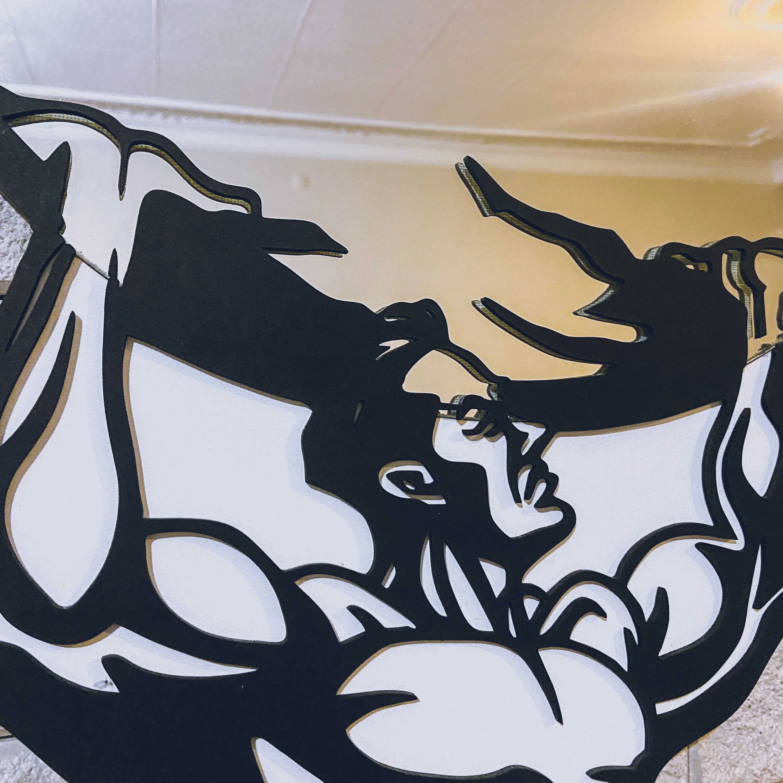 Atlas Figürlü Yuvarlak Ahşap Duvar Aynası