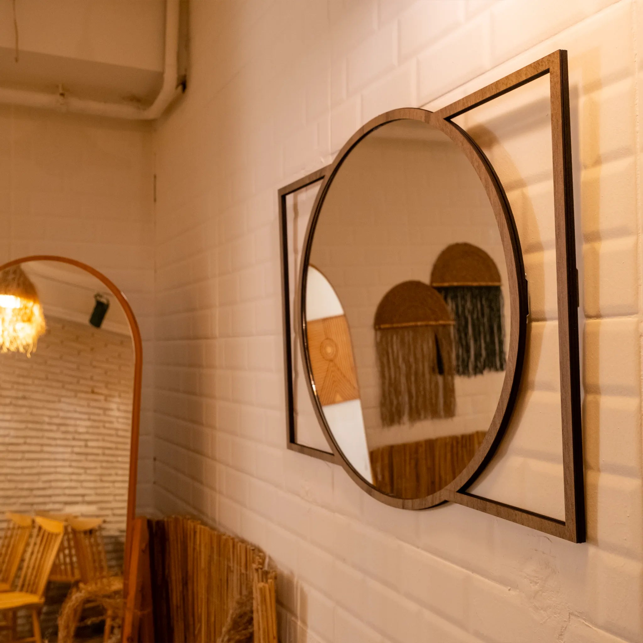 Dikdörtgen Detaylı Yuvarlak Duvar Aynası