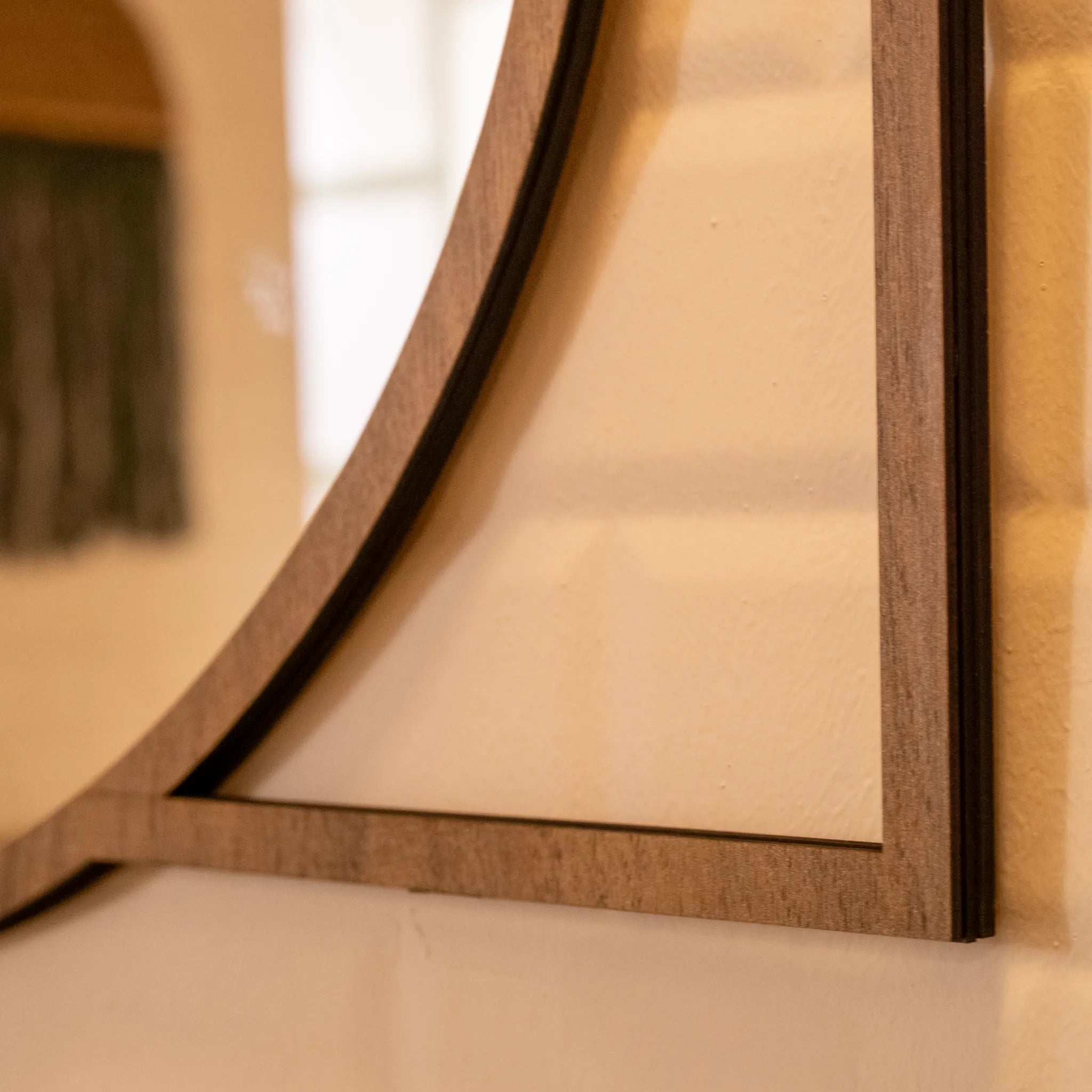 Dikdörtgen Detaylı Yuvarlak Duvar Aynası