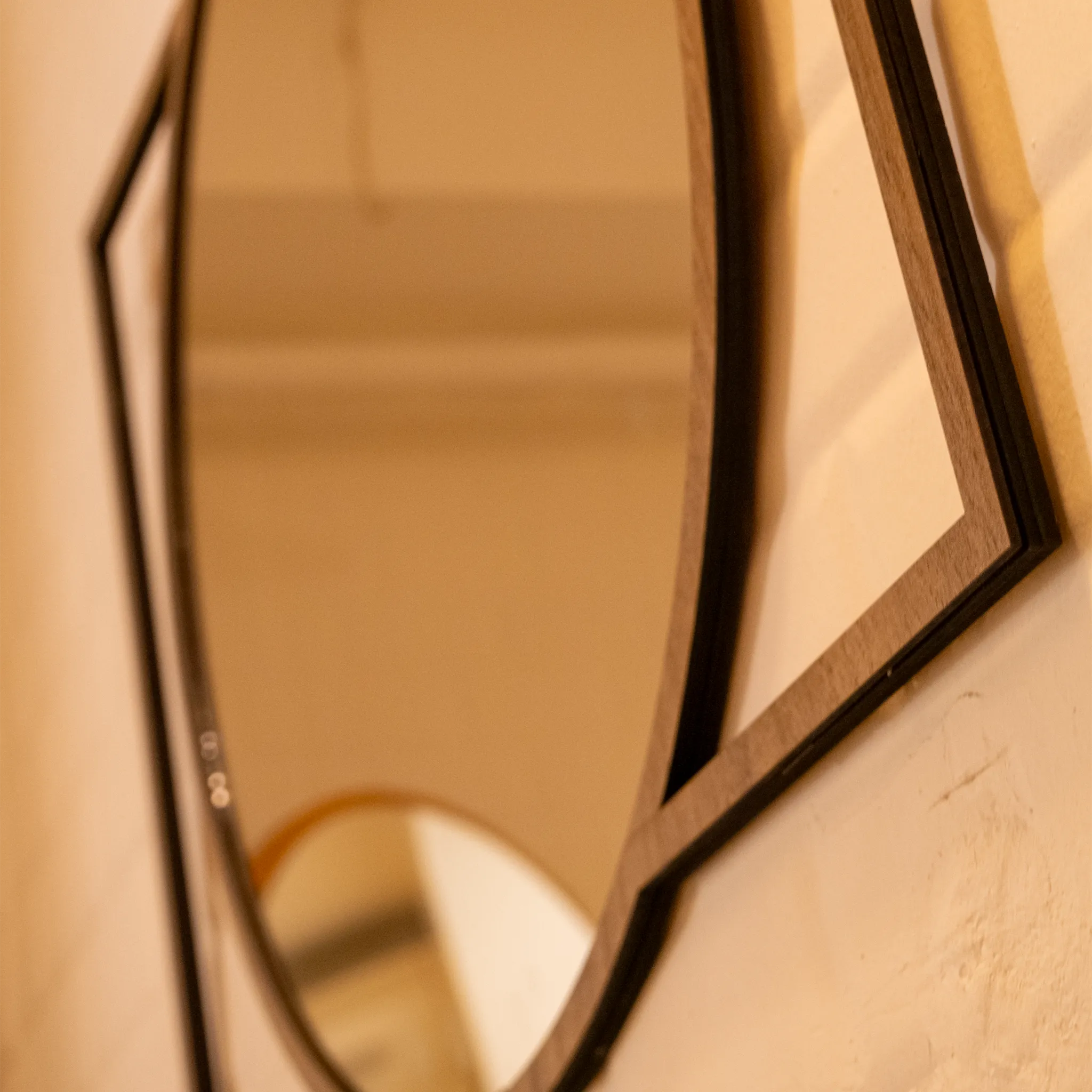 Dikdörtgen Detaylı Yuvarlak Duvar Aynası