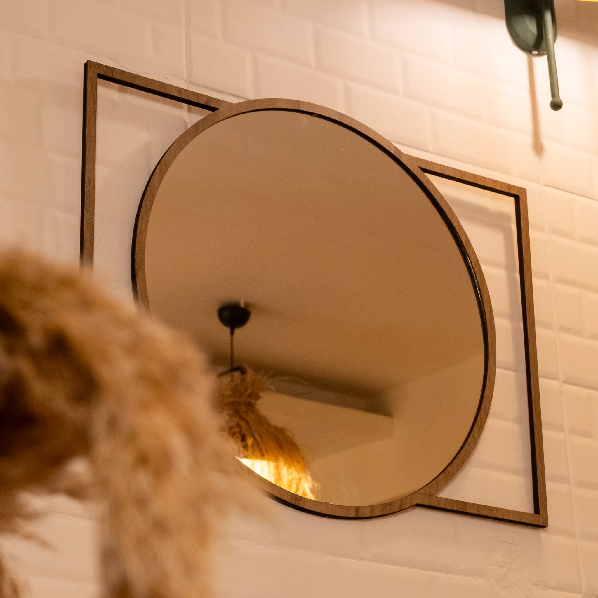 Dikdörtgen Detaylı Yuvarlak Duvar Aynası