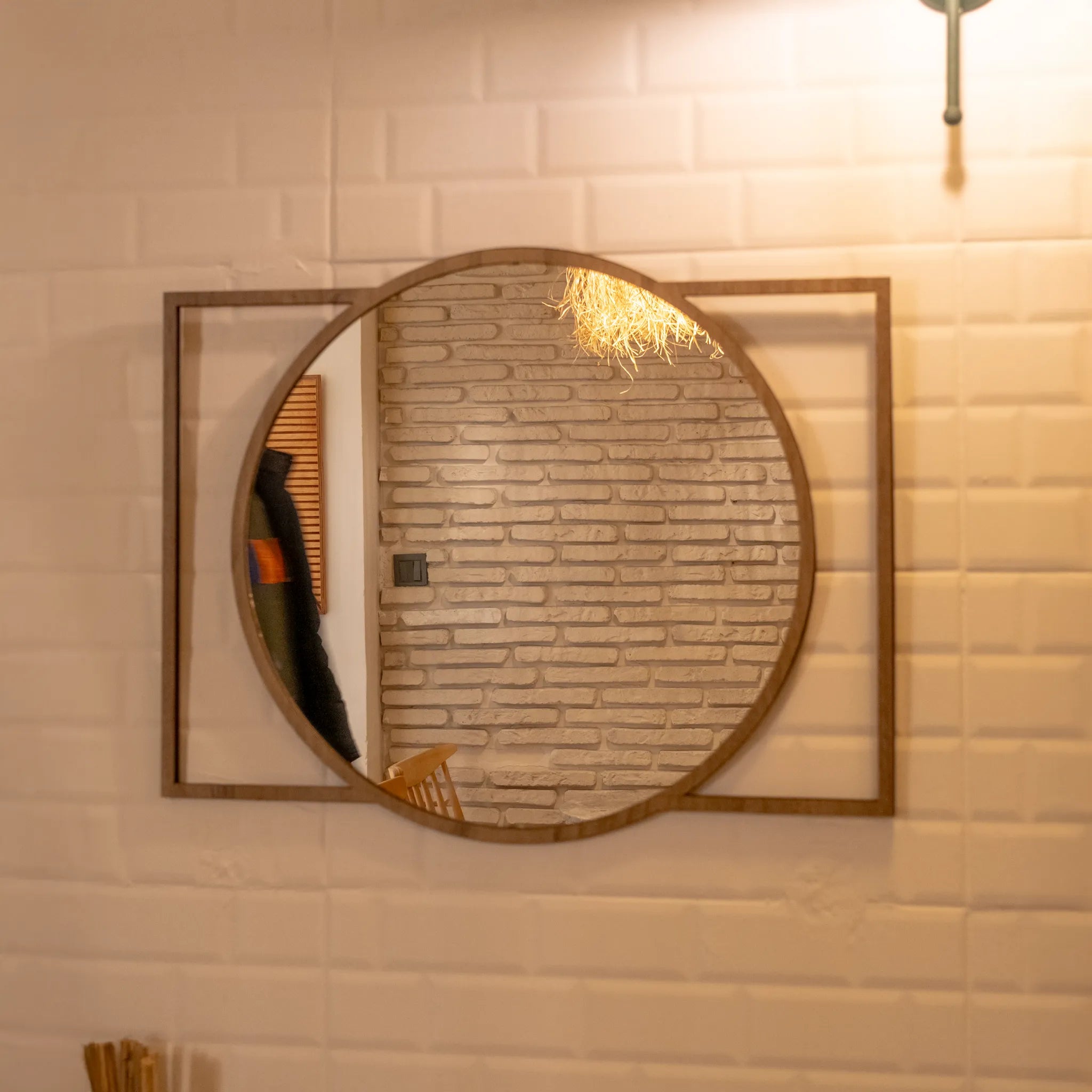 Dikdörtgen Detaylı Yuvarlak Duvar Aynası