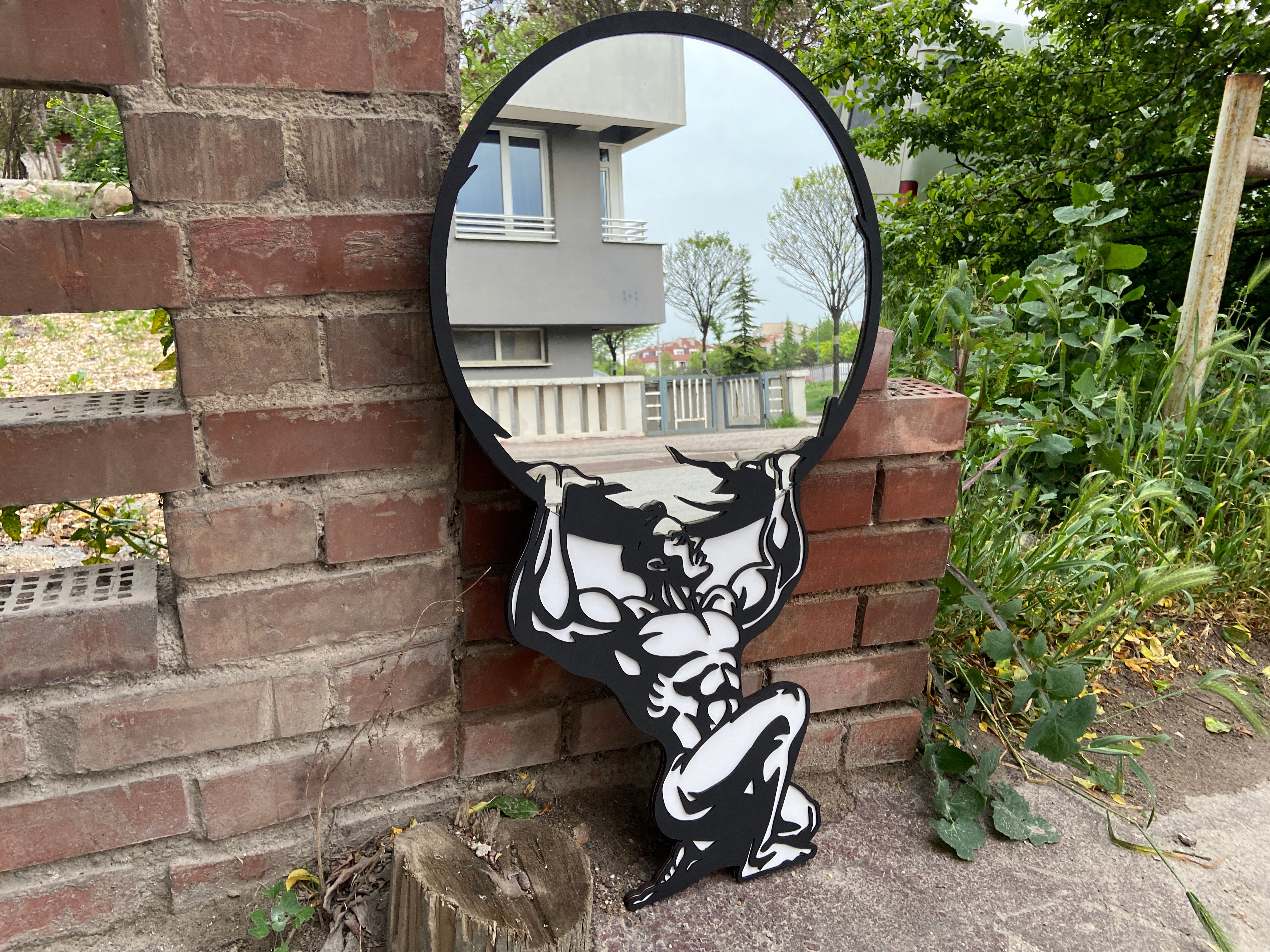 Atlas Figürlü Yuvarlak Ahşap Duvar Aynası