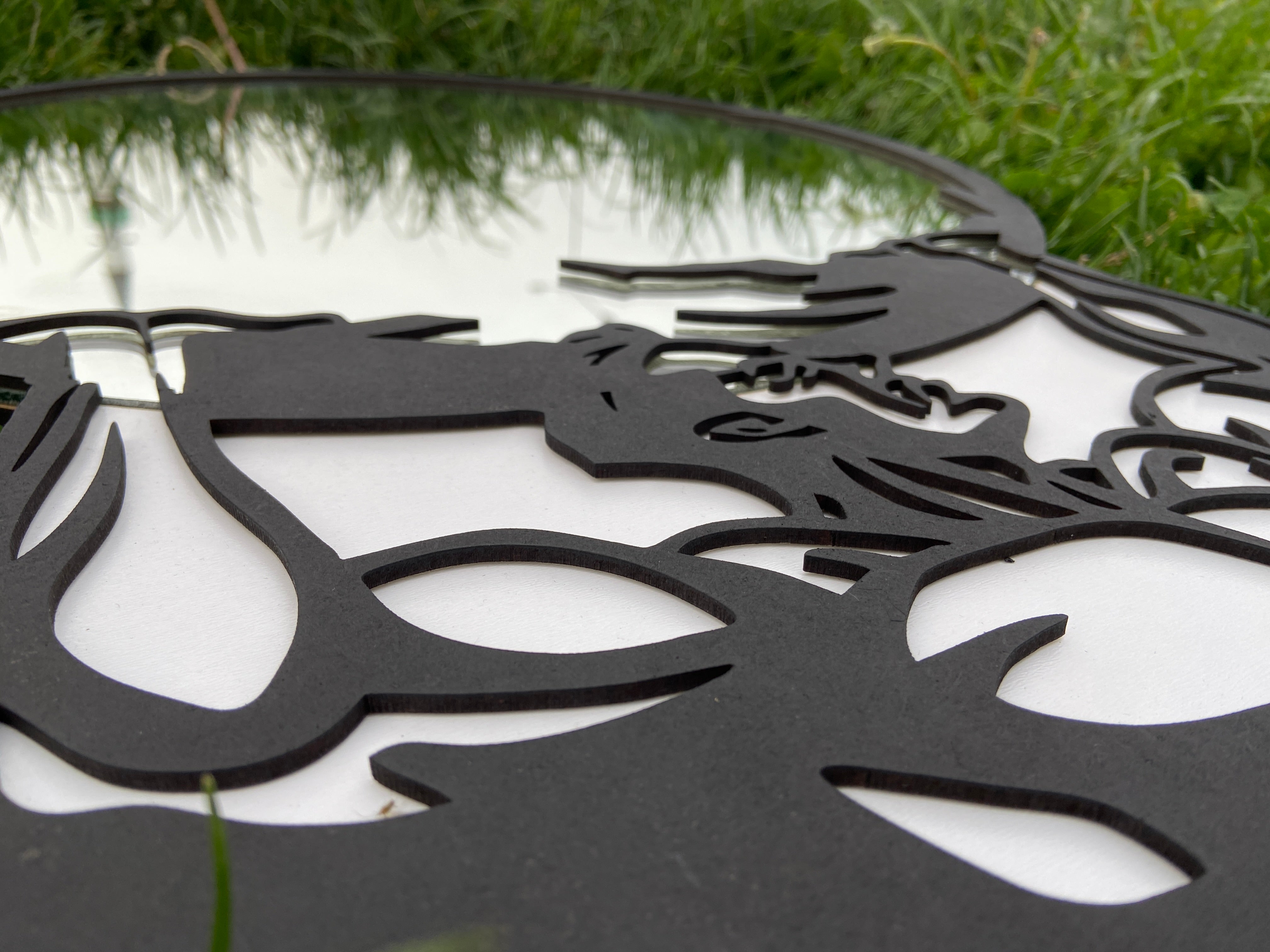 Atlas Figürlü Yuvarlak Ahşap Duvar Aynası