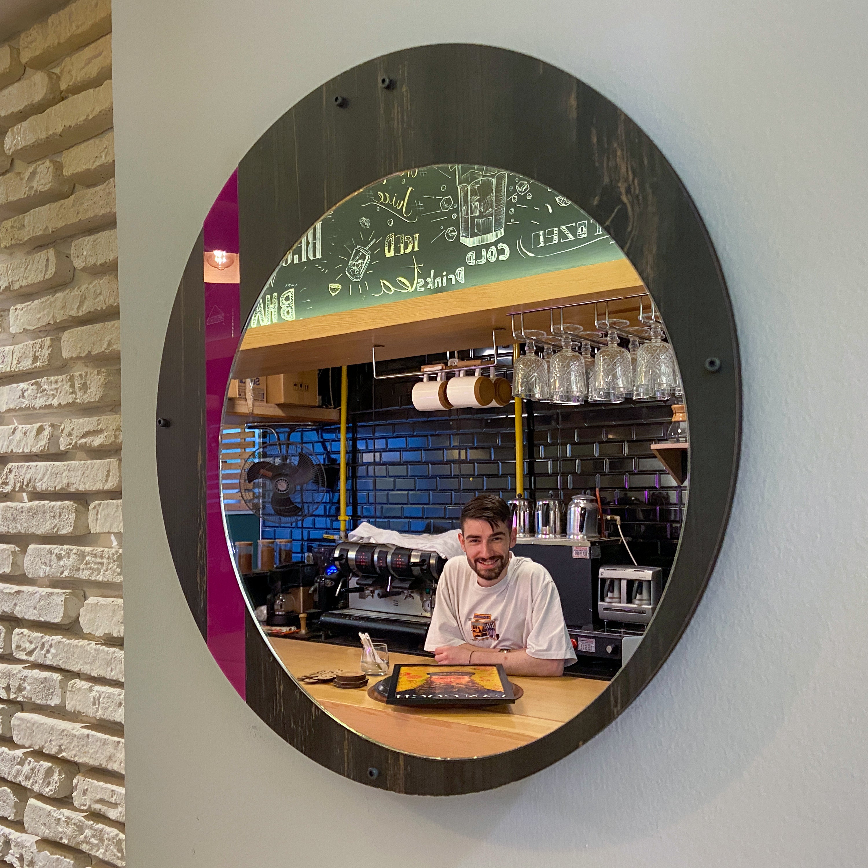 Pembe Detaylı Modern Yuvarlak Ahşap Duvar Aynası – Rebab Desenli