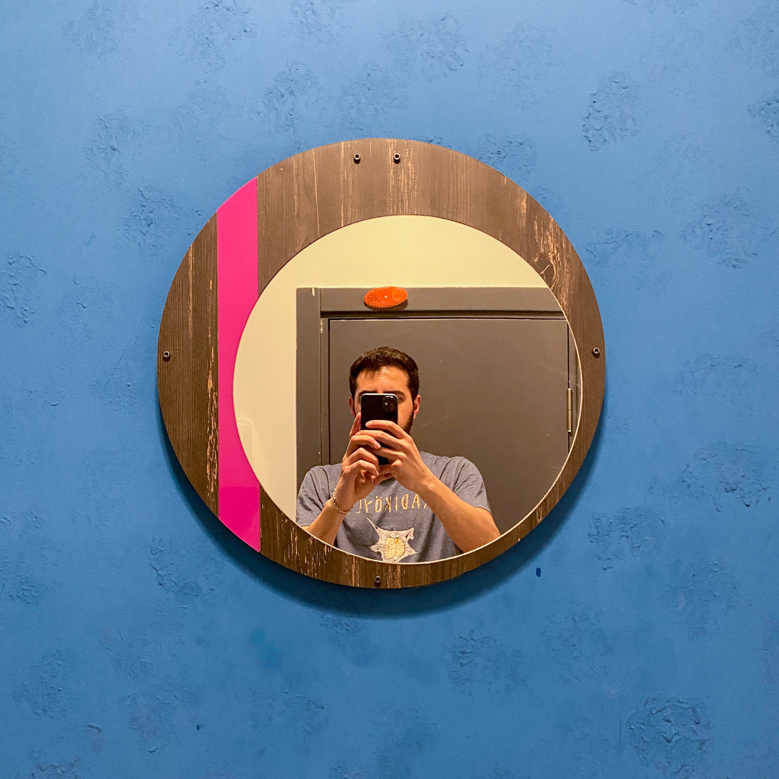 Pembe Detaylı Modern Yuvarlak Ahşap Duvar Aynası – Rebab Desenli