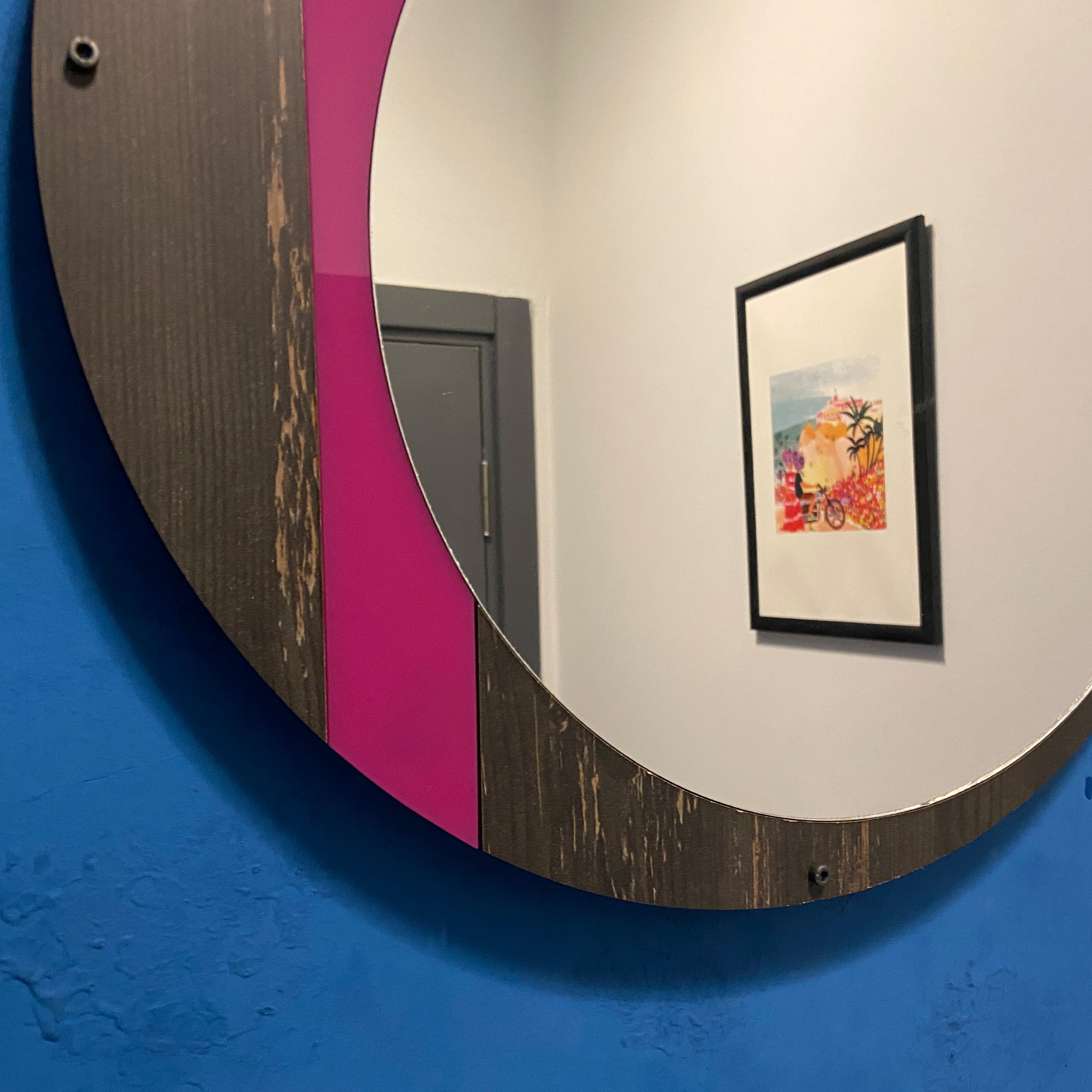 Pembe Detaylı Modern Yuvarlak Ahşap Duvar Aynası – Rebab Desenli