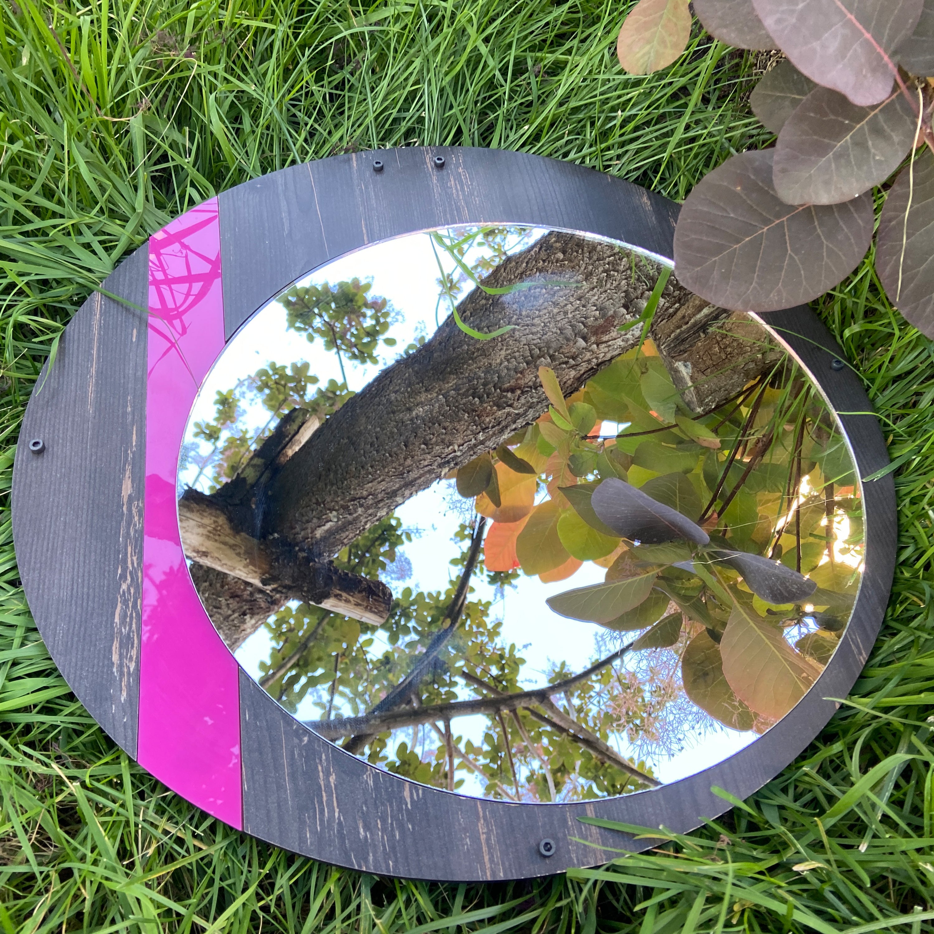 Pembe Detaylı Modern Yuvarlak Ahşap Duvar Aynası – Rebab Desenli