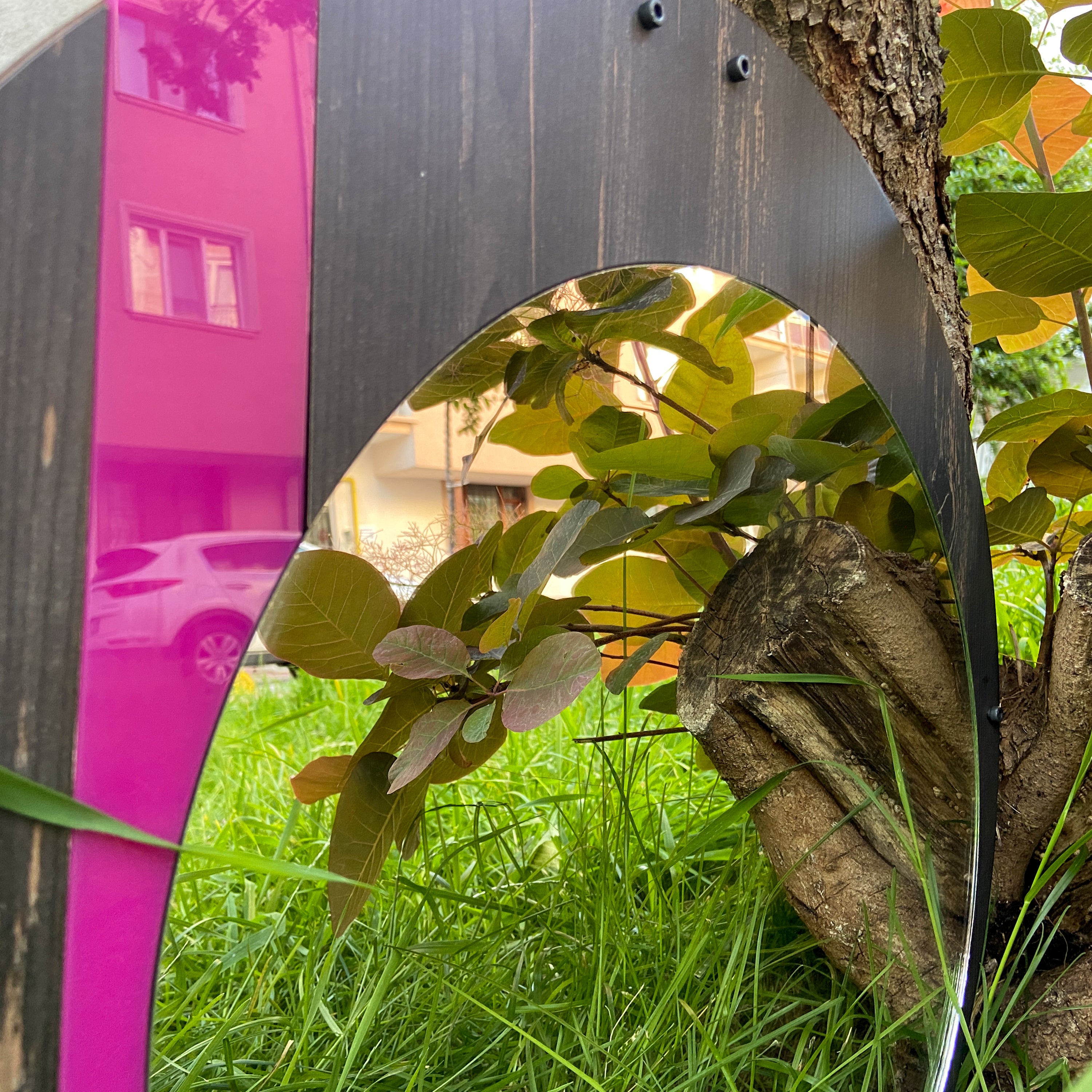 Pembe Detaylı Modern Yuvarlak Ahşap Duvar Aynası – Rebab Desenli