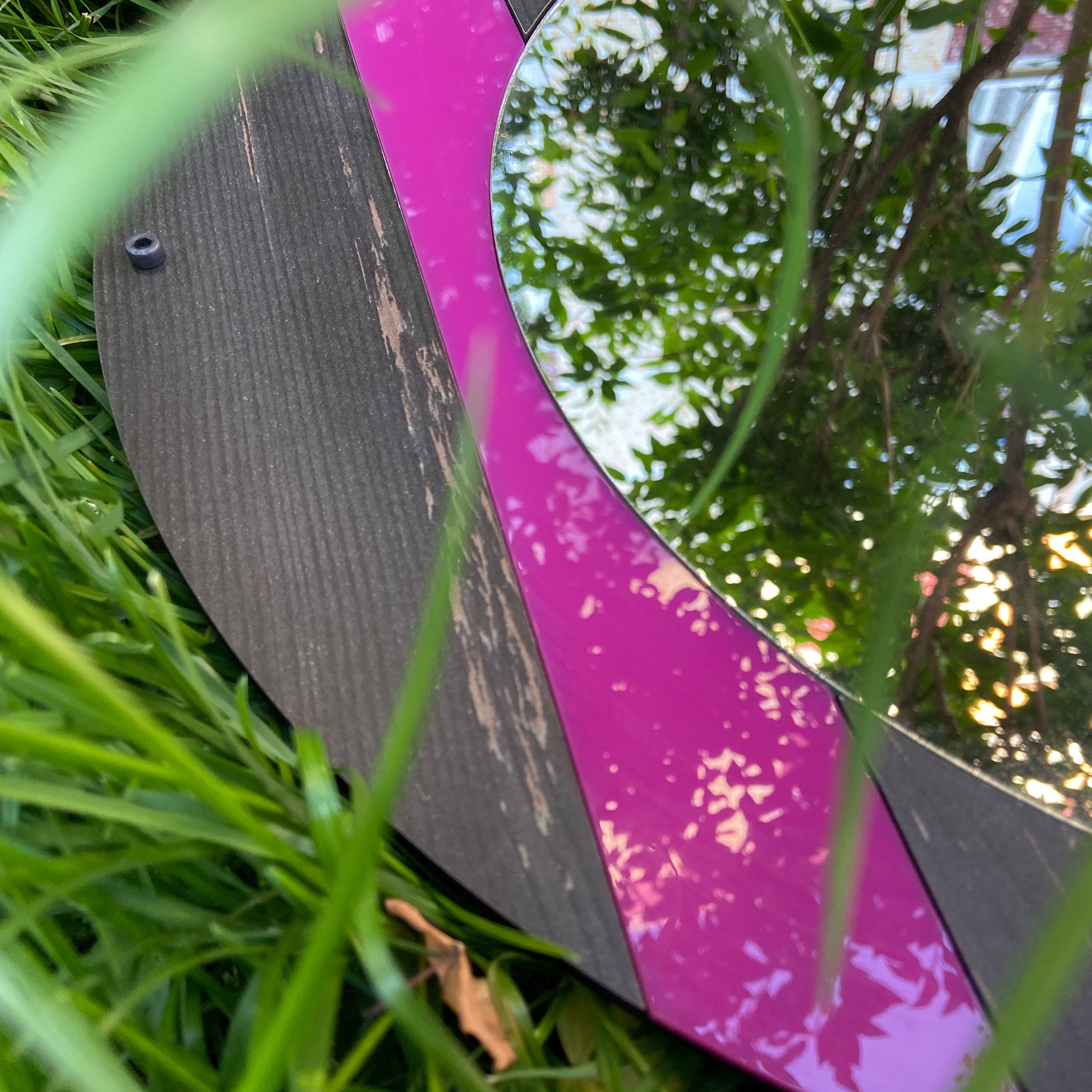 Pembe Detaylı Modern Yuvarlak Ahşap Duvar Aynası – Rebab Desenli