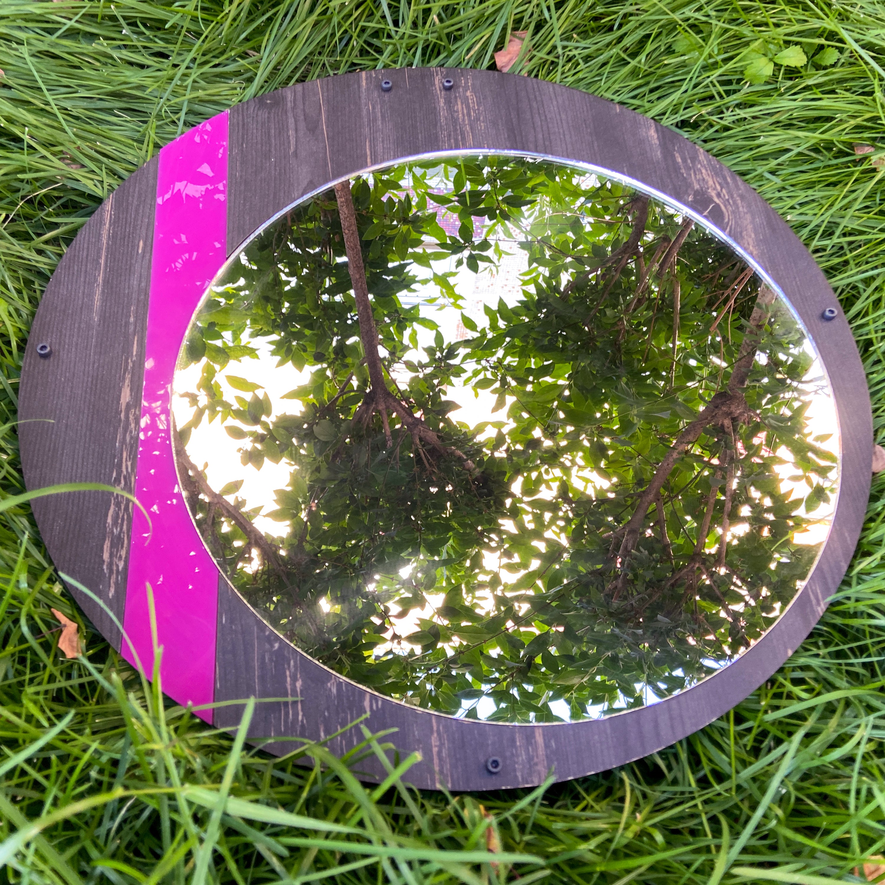 Pembe Detaylı Modern Yuvarlak Ahşap Duvar Aynası – Rebab Desenli