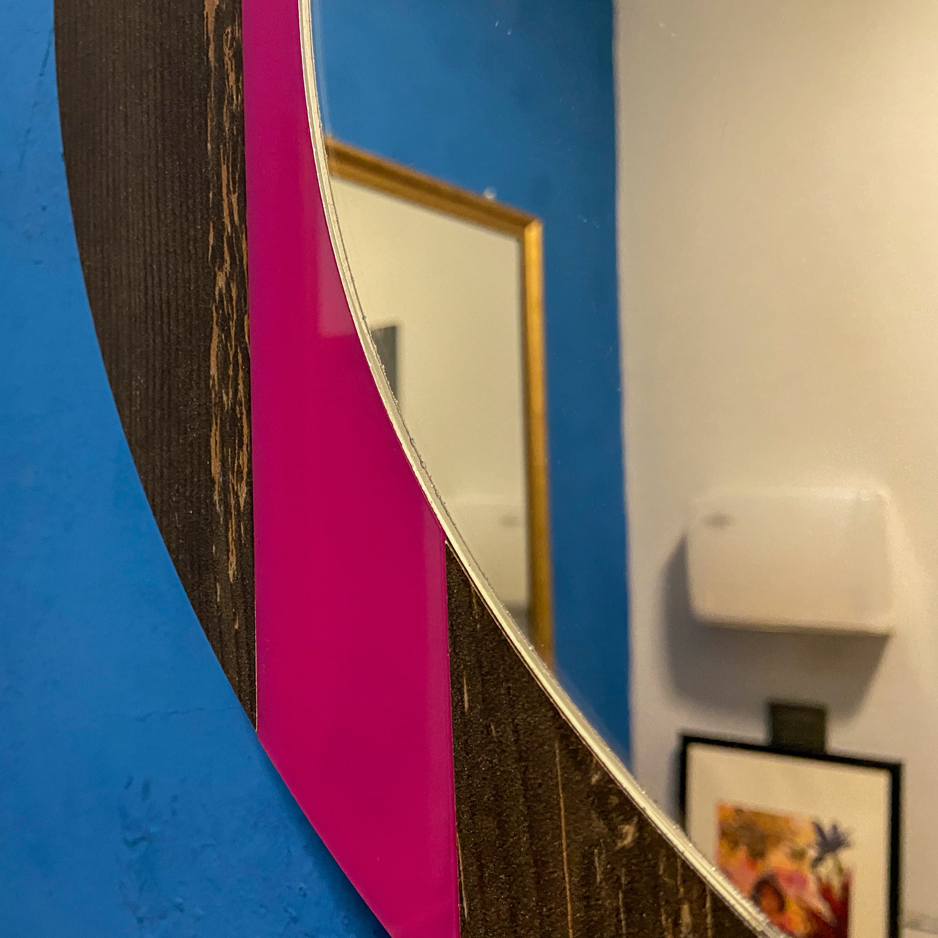 Pembe Detaylı Modern Yuvarlak Ahşap Duvar Aynası – Rebab Desenli