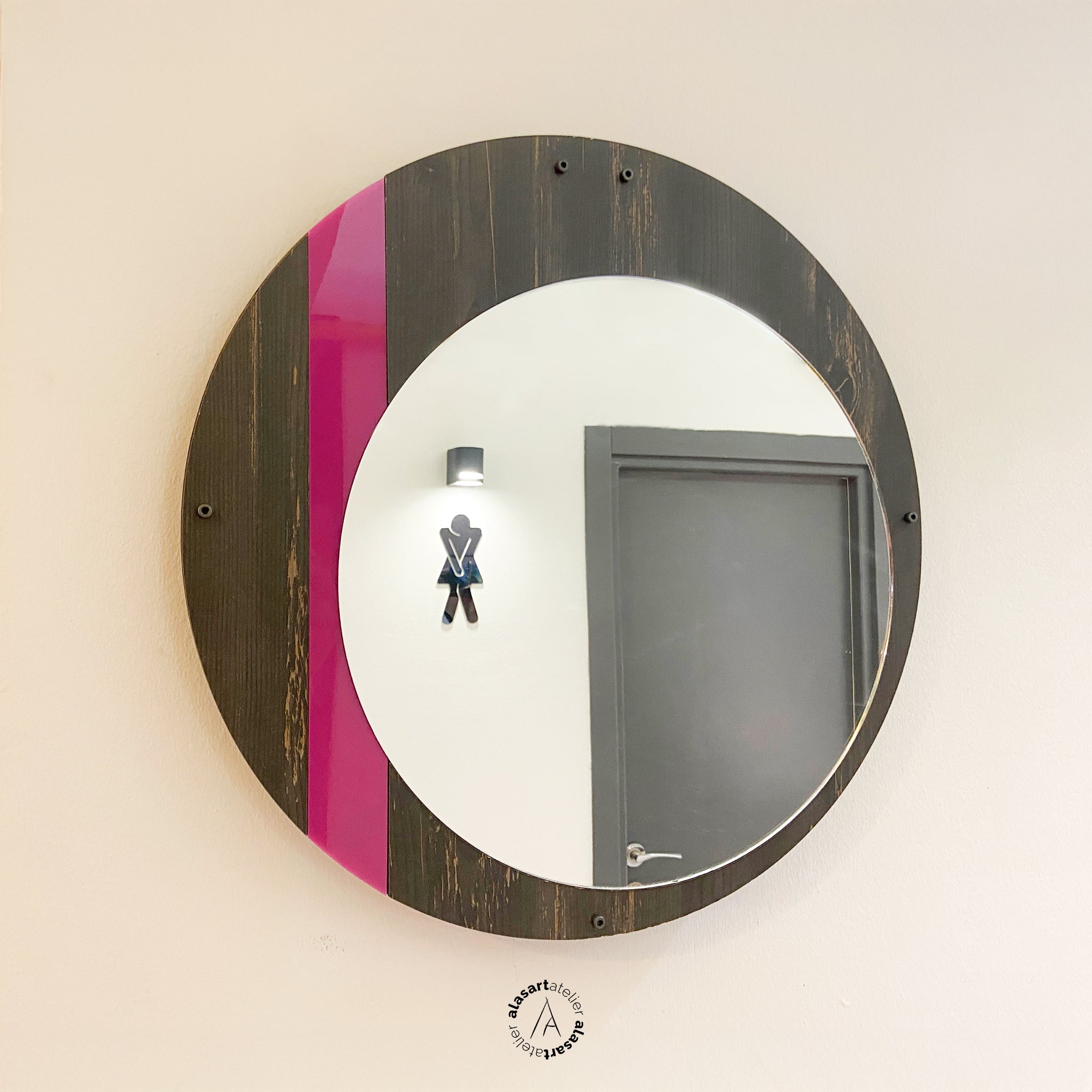 Pembe Detaylı Modern Yuvarlak Ahşap Duvar Aynası – Rebab Desenli