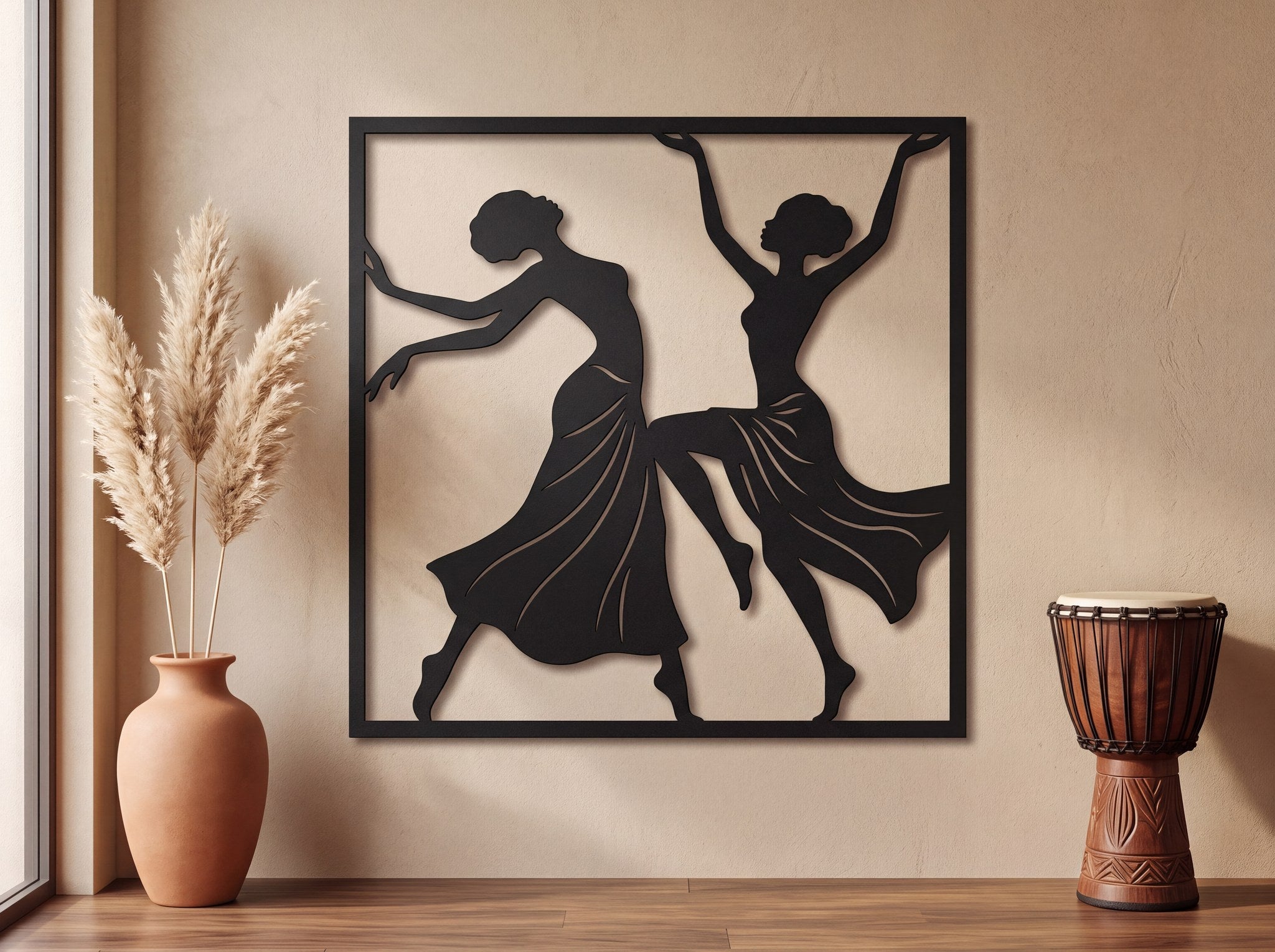 Afrikalı dansçı kadınlar duvar dekoru, kum rengi duvarda pampas vazo ve djembe yanında
