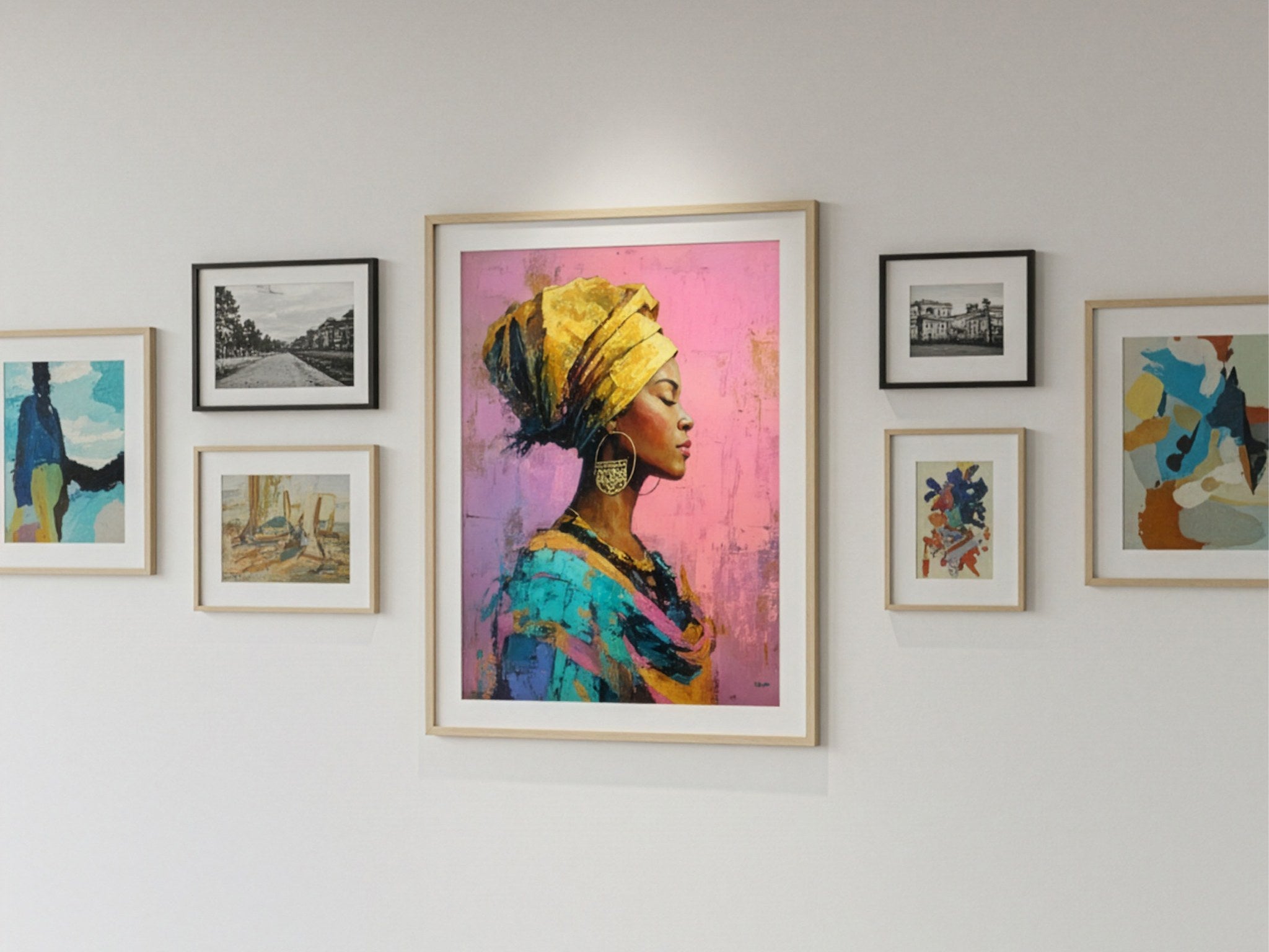 Afrikalı kadın portresi posteri, galeri duvarında diğer çerçevelerle birlikte