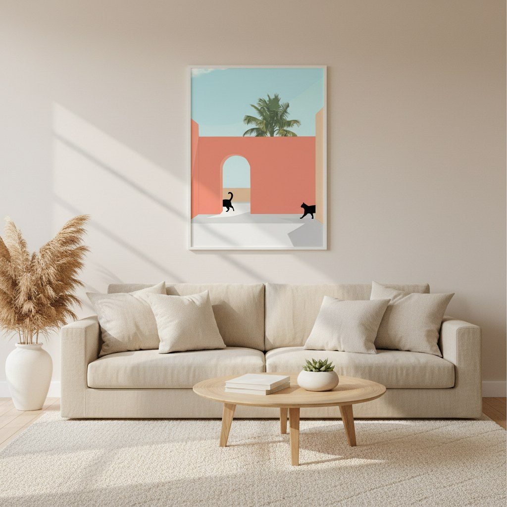 Minimalist kedi posteri, salon duvarında beyaz çerçeveli, krem kanepe ve pampas ile