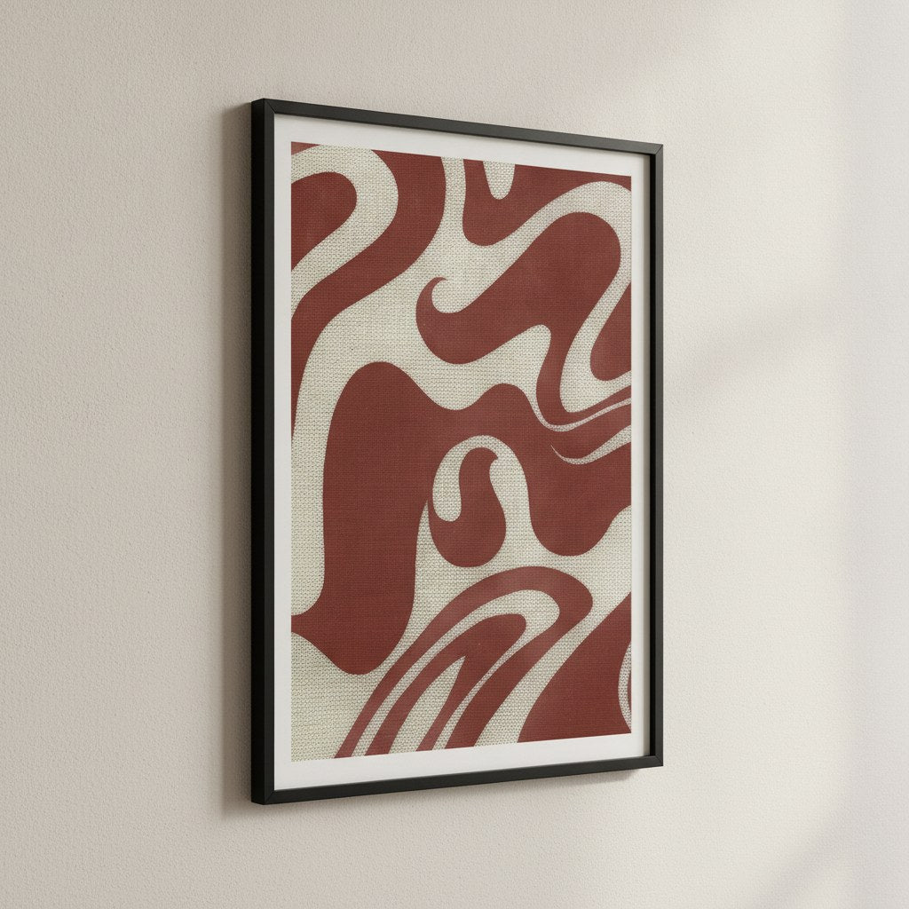 Akışkan bordo desenli poster, bej duvarda ince siyah çerçeveli yandan görünüm
