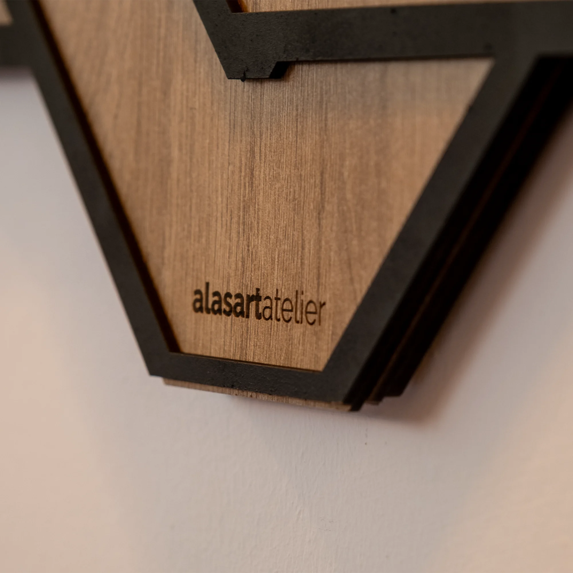 alasart logolu ahşap duvar aynası