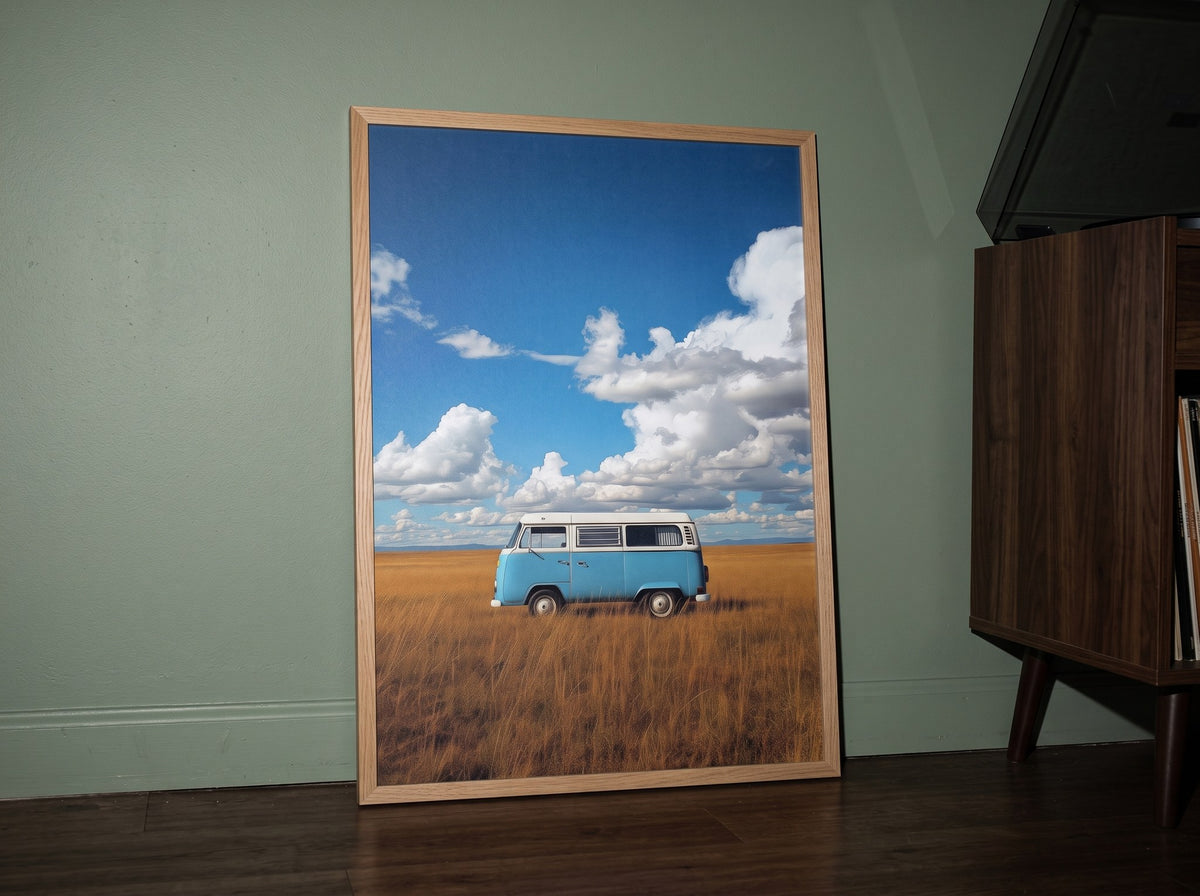 Mavi retro karavan posteri, adaçayı yeşili duvara yaslanmış, flaş ışığında ahşap çerçeveli