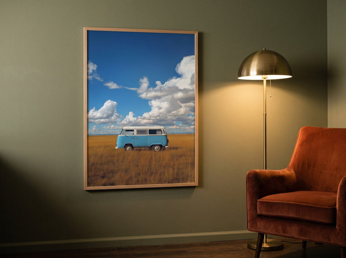 Retro karavan seyahat posteri, akşam ışığında turuncu kadife koltuk ve lambader eşliğinde ahşap çerçeveli