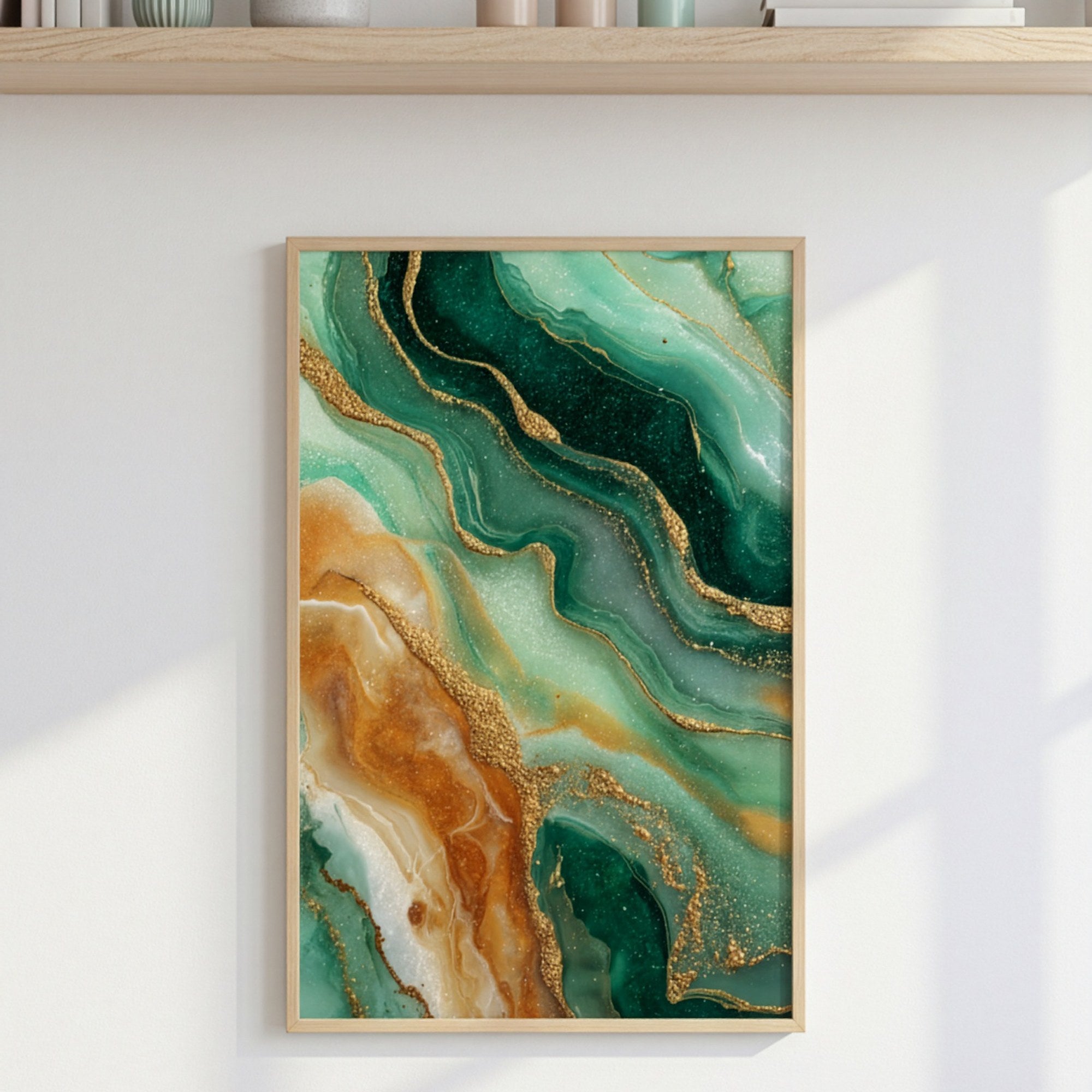 Altın damarlı zümrüt yeşili poster, beyaz duvarda ahşap çerçeveli modern dekor