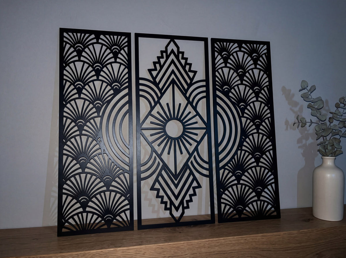 Art deco yelpaze desenli üç panel, ahşap konsolun üzerinde duvara yaslanmış, okaliptüs dallı vazonun yanında