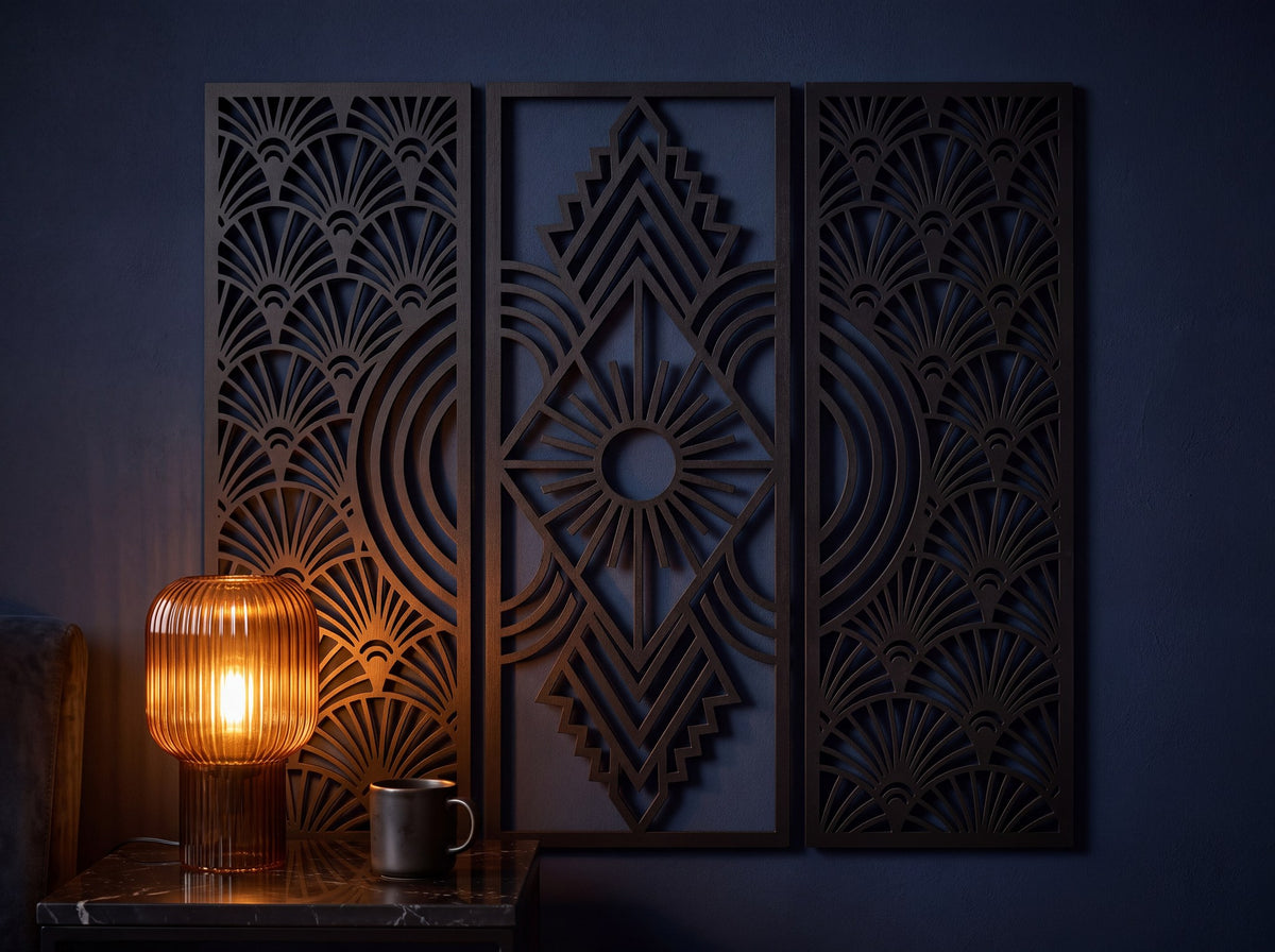 Güneş ışınlı art deco duvar dekoru seti, lacivert duvarda amber lambanın akşam ışığında