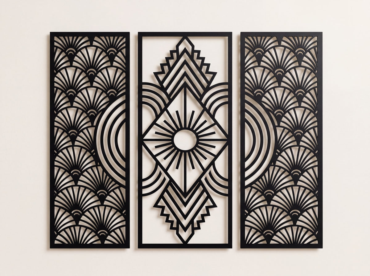 Art deco yelpaze ve güneş motifli 3'lü ahşap duvar dekoru seti, krem duvarda önden görünüm