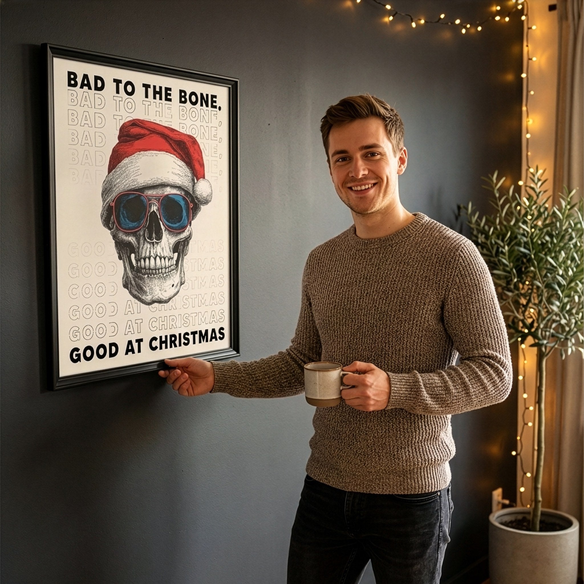 Yılbaşı kuru kafa posteri duvarda dururken yanındaki kişiyle çerçeveli poster ölçek gösterimi
