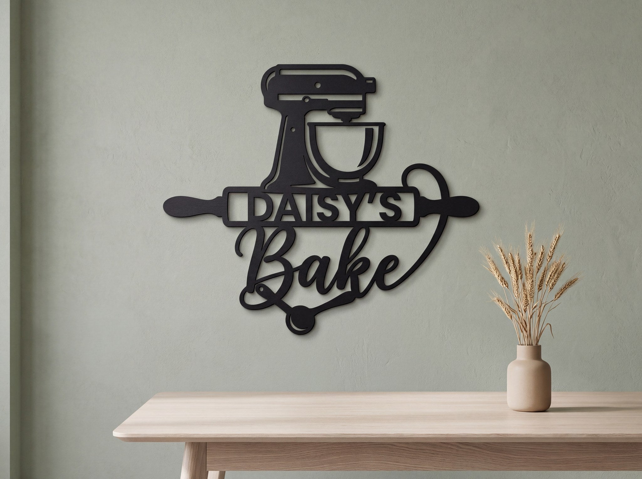Bake yazılı ahşap duvar dekoru, adaçayı yeşili duvarda ahşap masa ve buğday demeti üzerinde