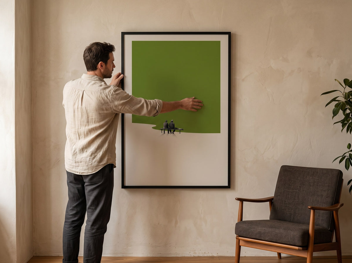 Banktaki iki dost posterini duvara yerleştiren adam, büyük boy siyah çerçeveli poster ölçü karşılaştırması