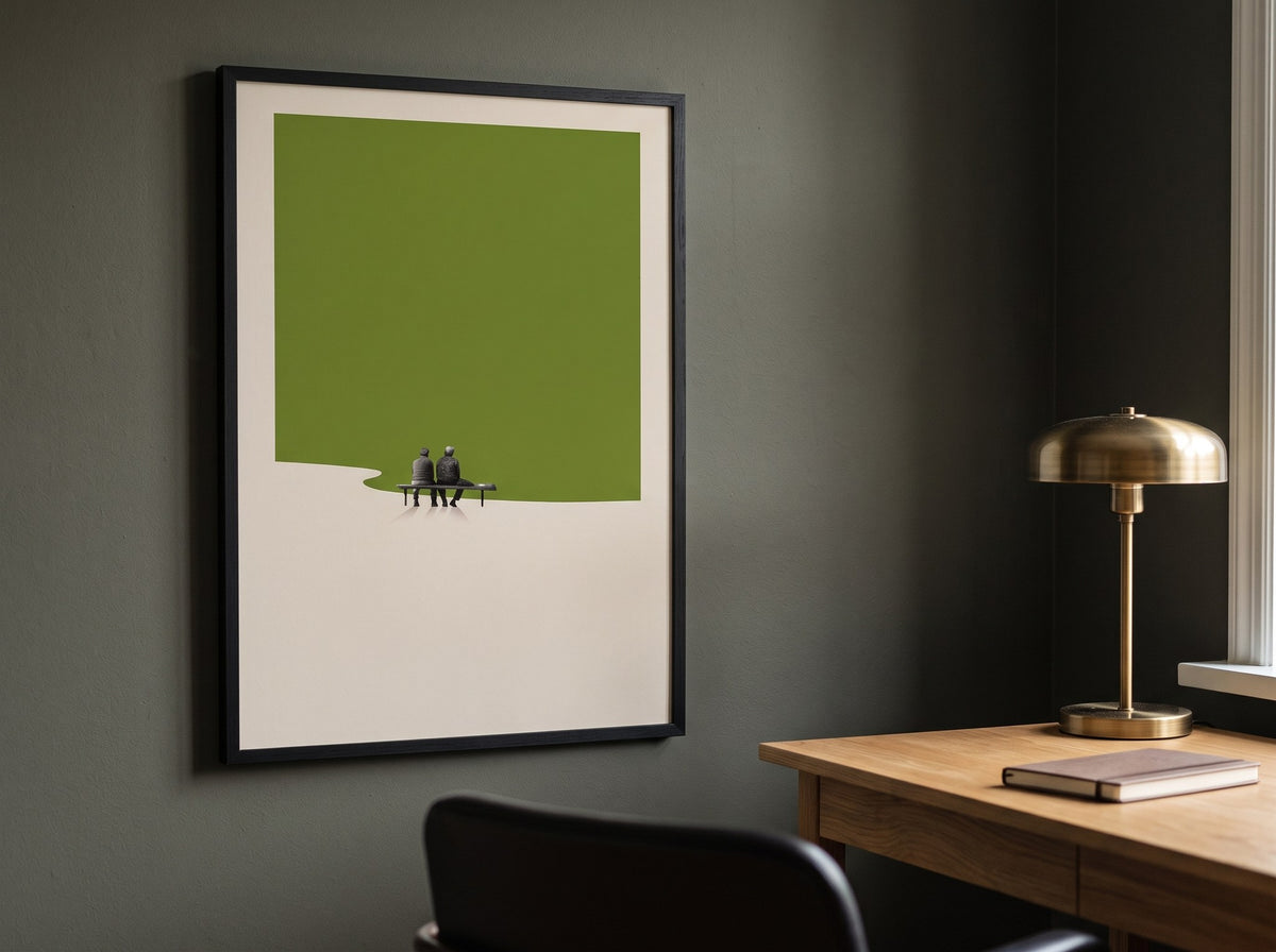Minimalist yeşil poster, çalışma odasında koyu yeşil duvarda pirinç masa lambası eşliğinde siyah çerçeveli