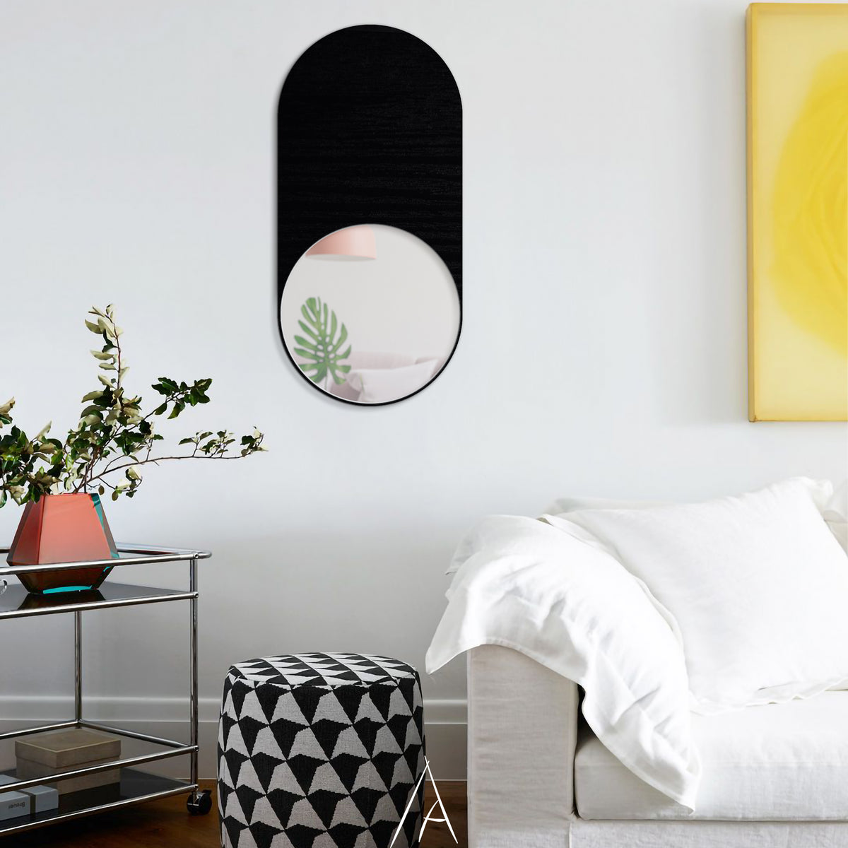 Modern oval ahşap ayna yaşam alanı görünümü, şık duvar dekorasyonu