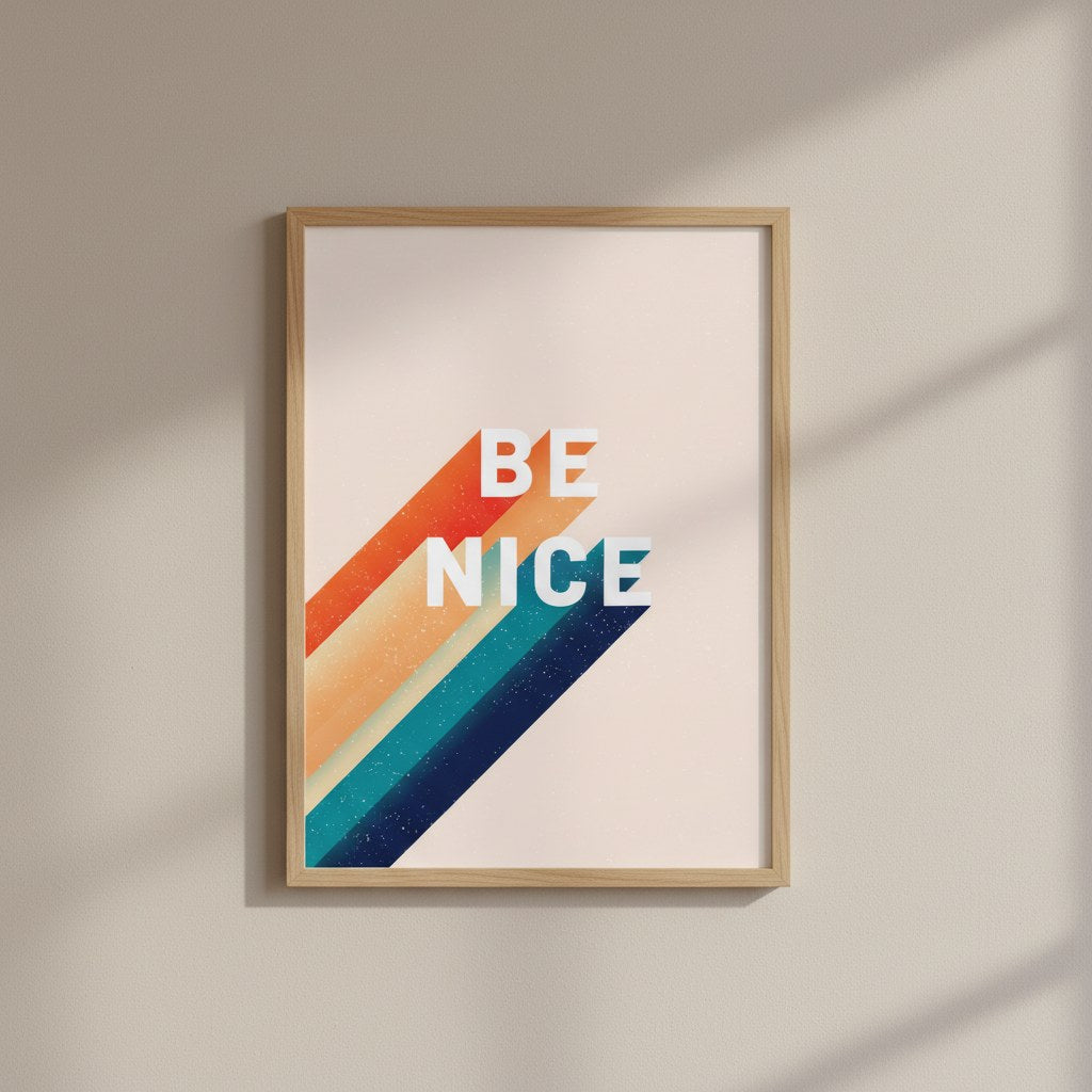 Be Nice retro çizgili poster, ahşap zeminde koltuğa yaslanmış çerçeveli