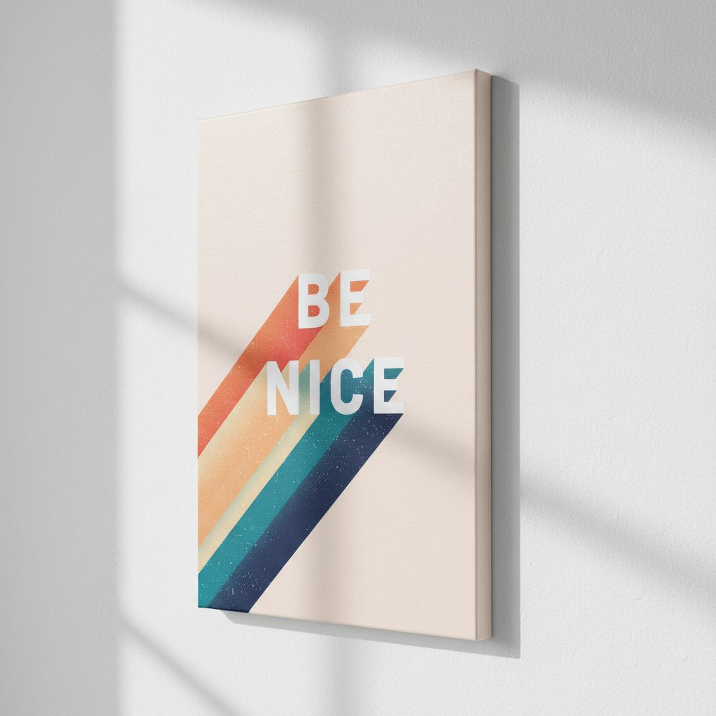 Be Nice tipografi posteri, krem koltuk ve bitkinin yanında ahşap çerçeveli