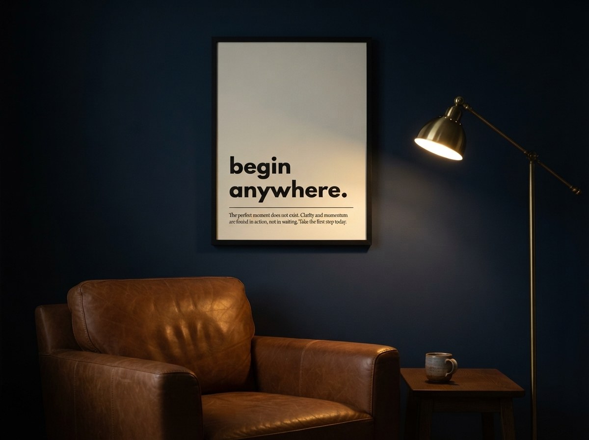 Begin Anywhere posteri, lacivert duvarda deri koltuk ve lambanın yanında çerçeveli