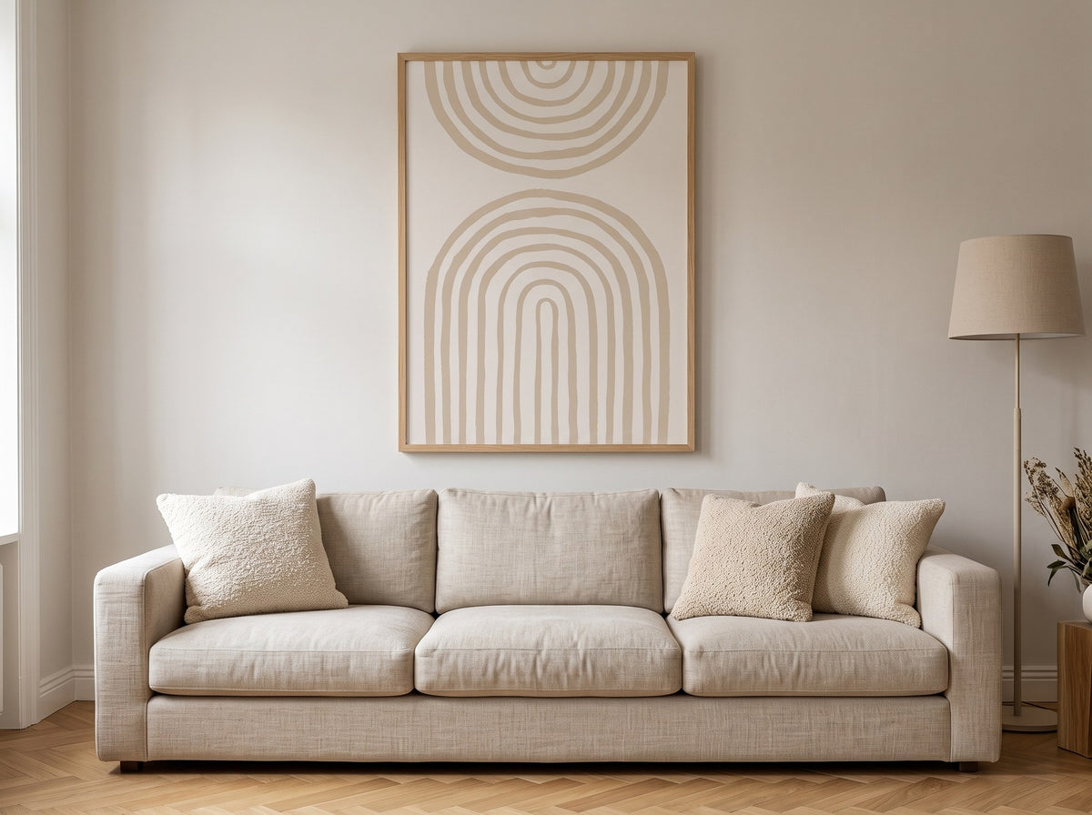 Minimalist bohem kemer posteri, salonda bej keten kanepenin üzerinde doğal ahşap çerçeveli