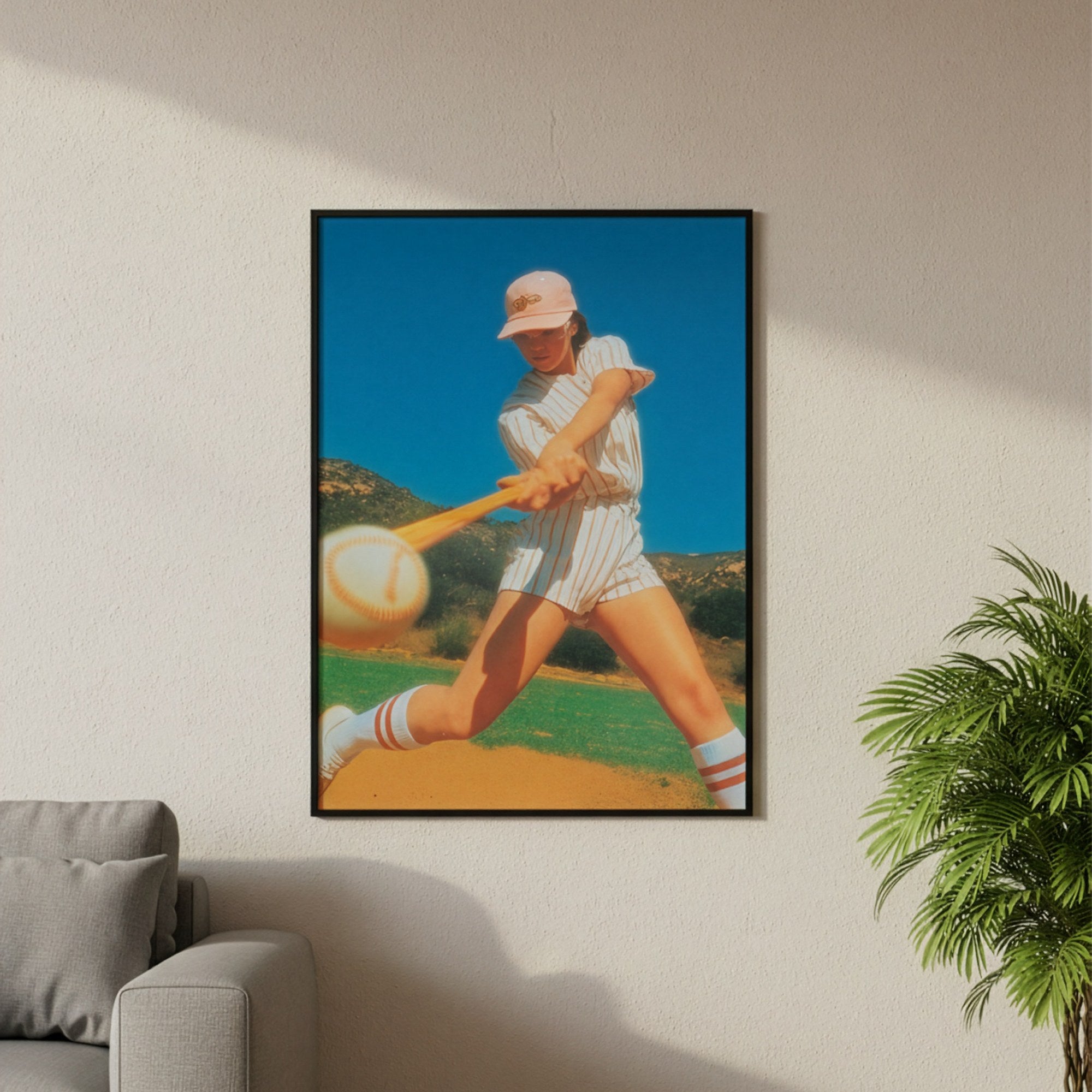 Beyzbol oyuncusu retro posteri, krem salon duvarında kanepe üzerinde siyah çerçeveli