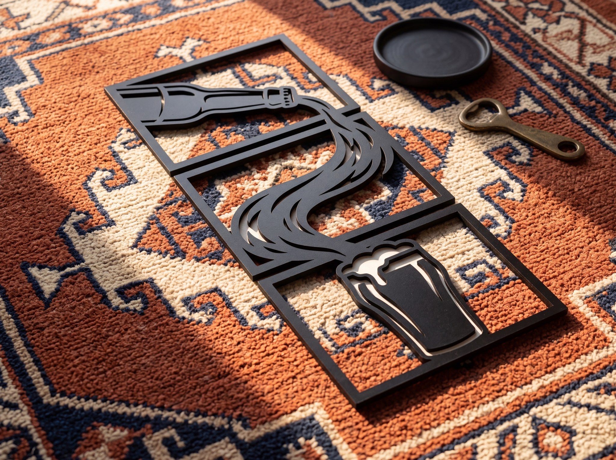 Bira temalı duvar dekoru, vintage kilim üzerinde açacak ve siyah tabak yanında üstten çekim