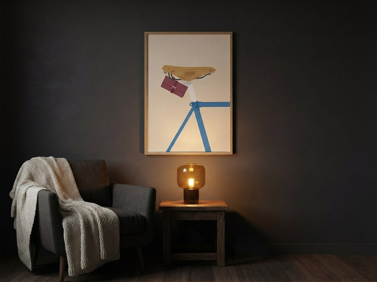 Retro bisiklet posteri, koyu duvarda abajur ışığında ahşap çerçeveli