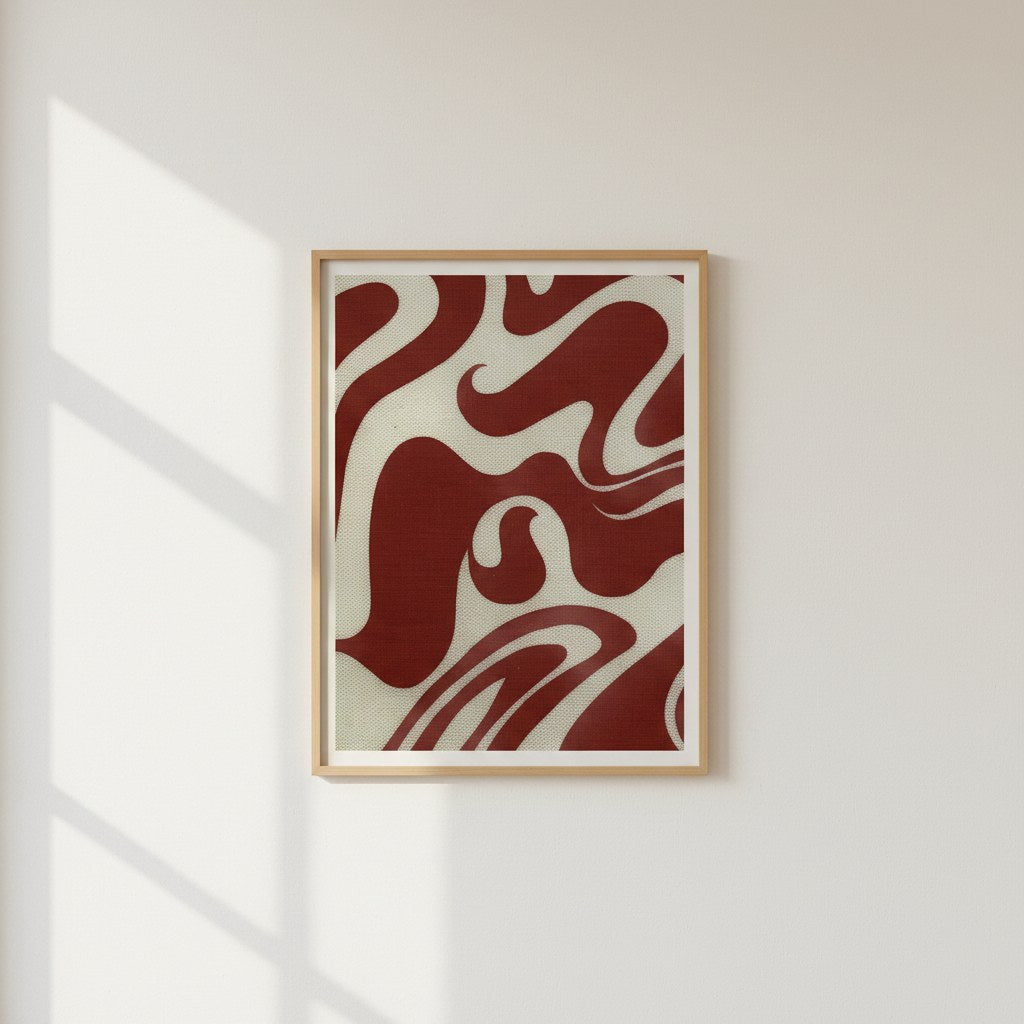 Bordo akışkan soyut desenli retro poster, beyaz duvarda doğal ahşap çerçeveli