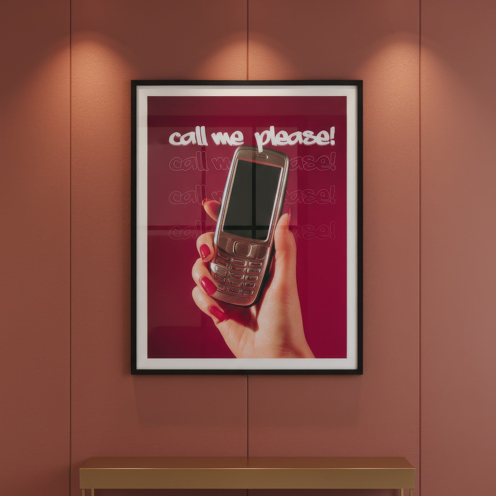 Call Me Please retro telefon posteri, kiremit rengi duvarda siyah çerçeve ve paspartu ile