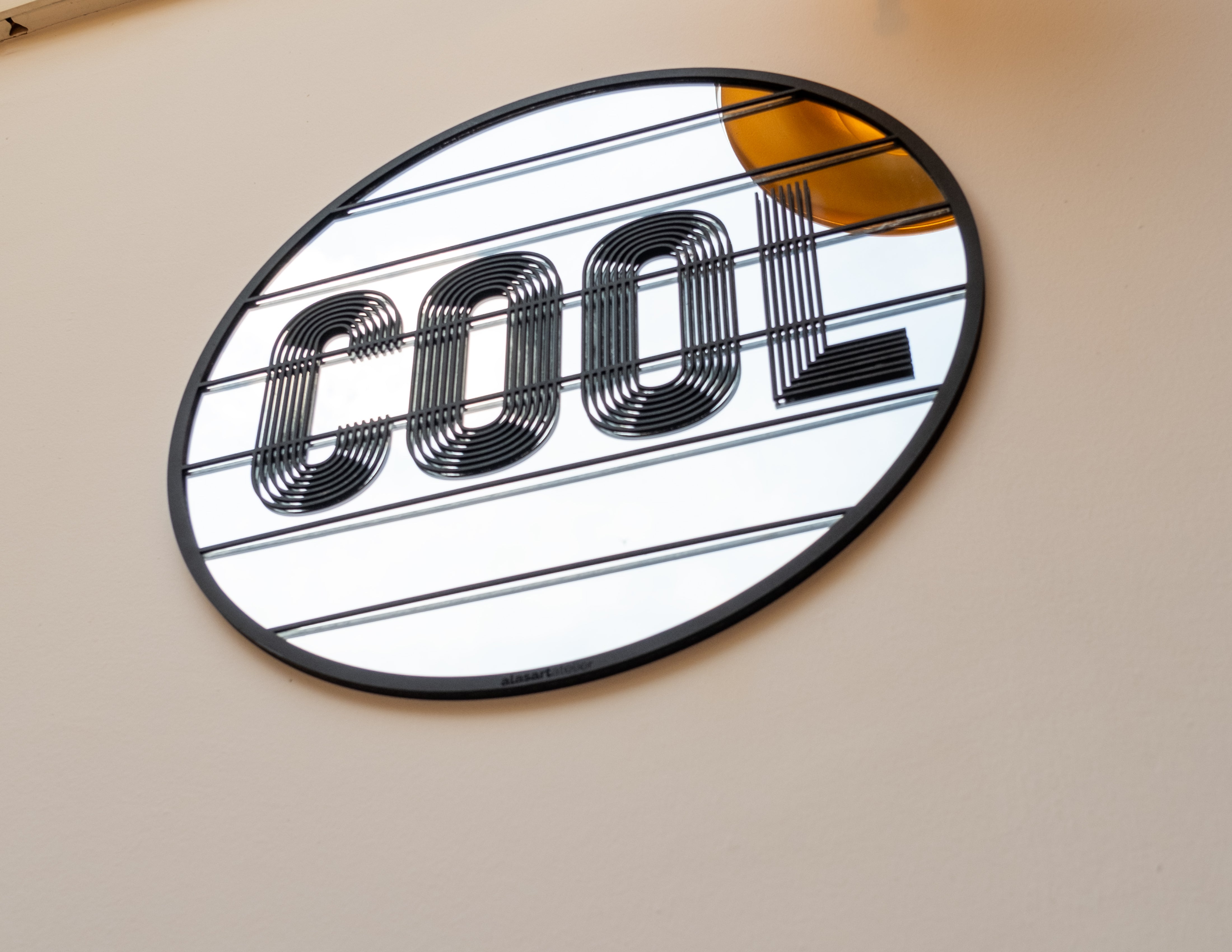 COOL yuvarlak duvar aynası yaşam alanı görünümü, modern dekoratif ayna modeli