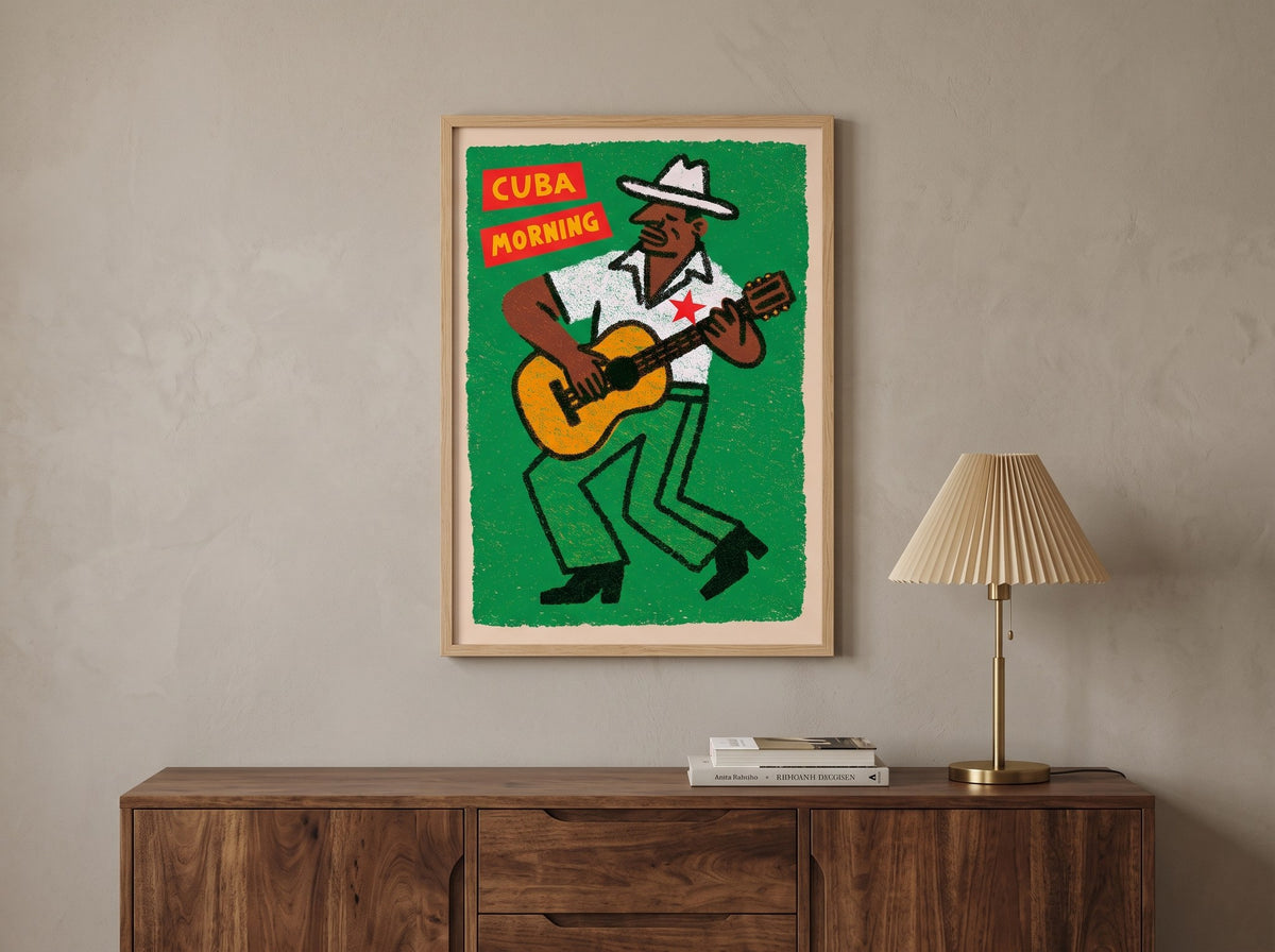Kübalı müzisyen illüstrasyonlu retro müzik posteri, ceviz konsol ve pileli abajurun üzerinde ahşap çerçeveli