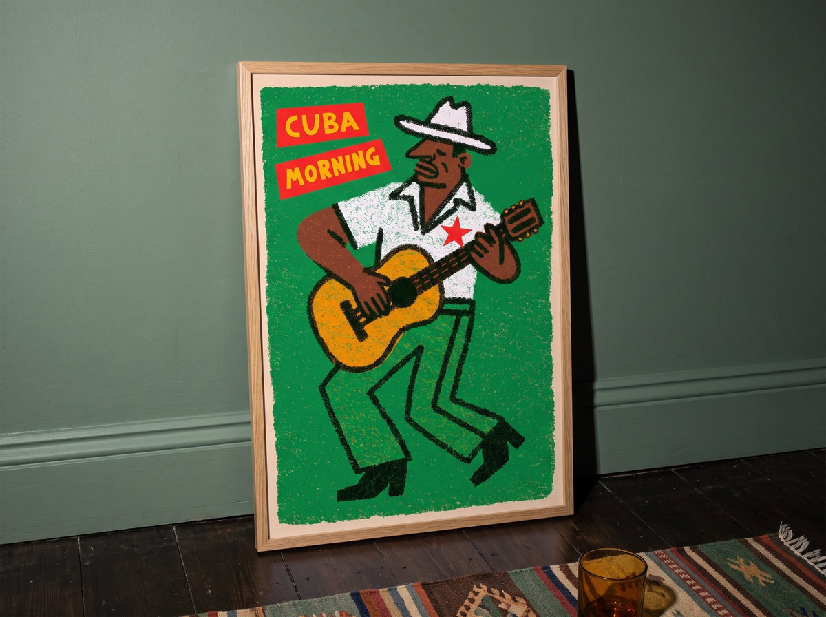 Gitar çalan Kübalı müzisyen posteri, yeşil duvara yaslanmış, kilim desenli halı kenarında ahşap çerçeveli
