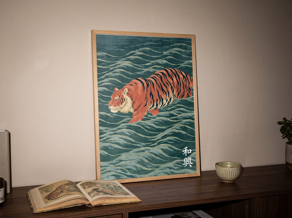 Doğal ahşap çerçeveli Japon kaplan posteri, koyu ahşap konsola yaslanmış, önünde açık sanat kitabı