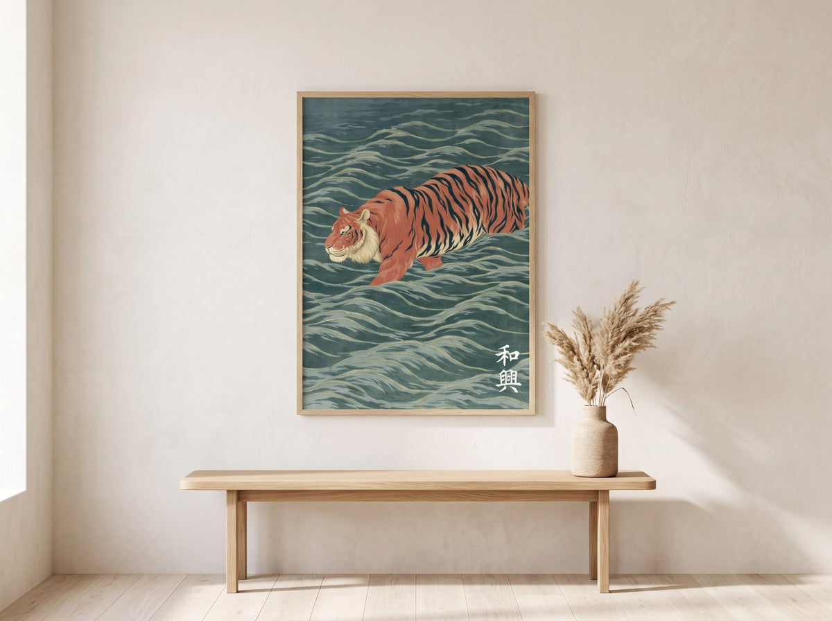 Ukiyo-e tarzı kaplan posteri, salonda ahşap bankın üzerinde pampas otlu vazoyla doğal ahşap çerçeveli