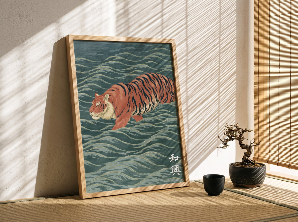 Dalgalar arasında yürüyen kaplan posteri, tatami zemine yaslanmış, bonsai ve süzülen gün ışığıyla