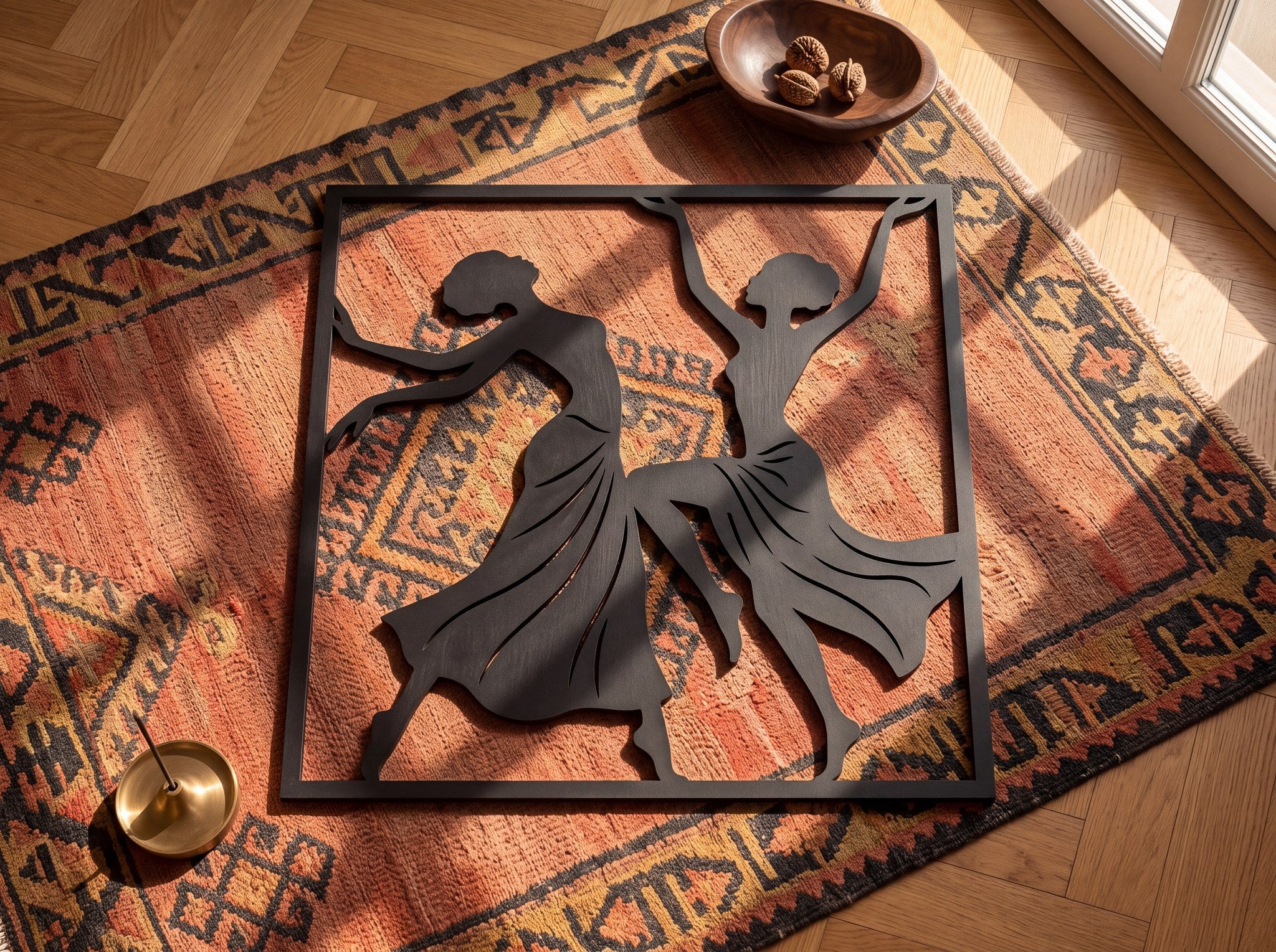 Dans eden kadınlar duvar dekoru, kilim üzerinde gün ışığında üstten çekim
